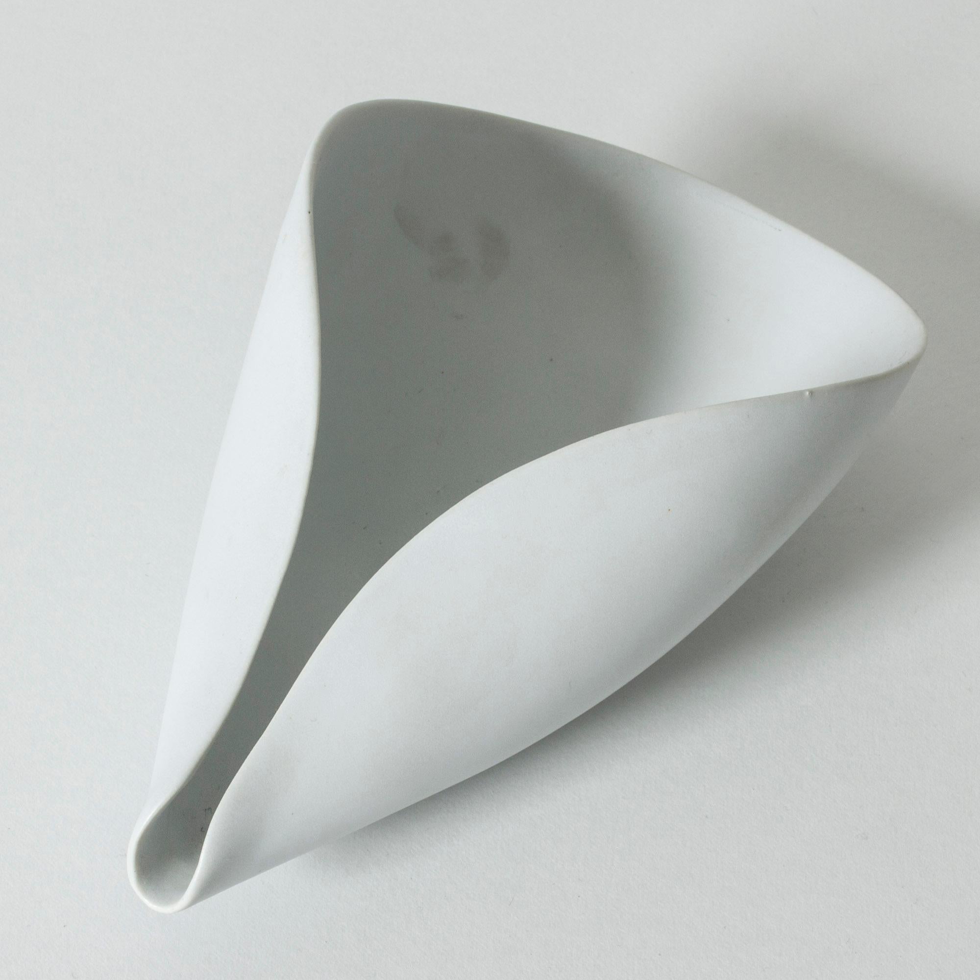 Beautiful “Veckla” bowl by Stig Lindberg, in an elegantly folded, streamlined design. Smooth, white carrara stoneware.