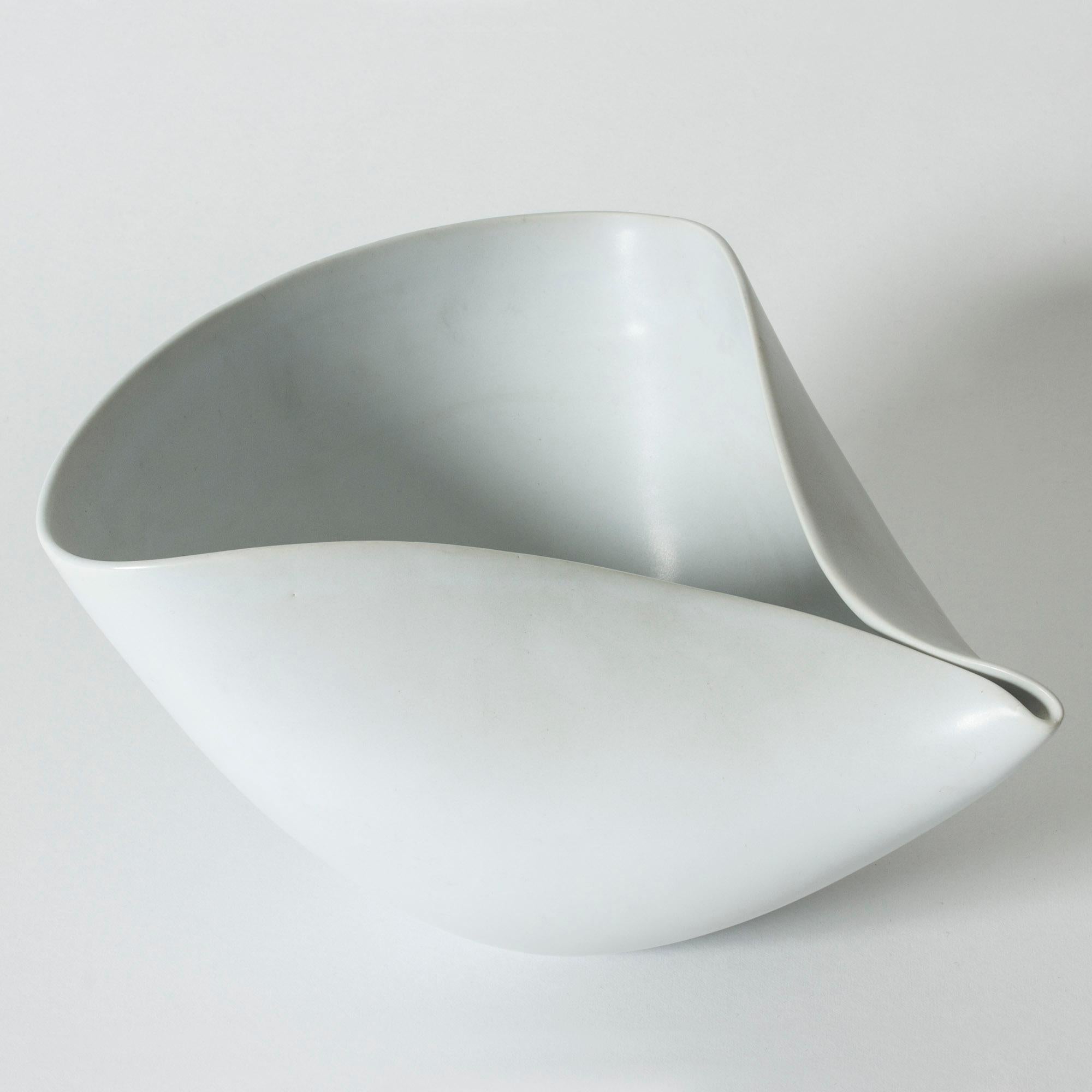 Striking, large “Veckla” bowl by Stig Lindberg. Rare model with the characteristic, smoothly folded design. Made in carrara stoneware.
