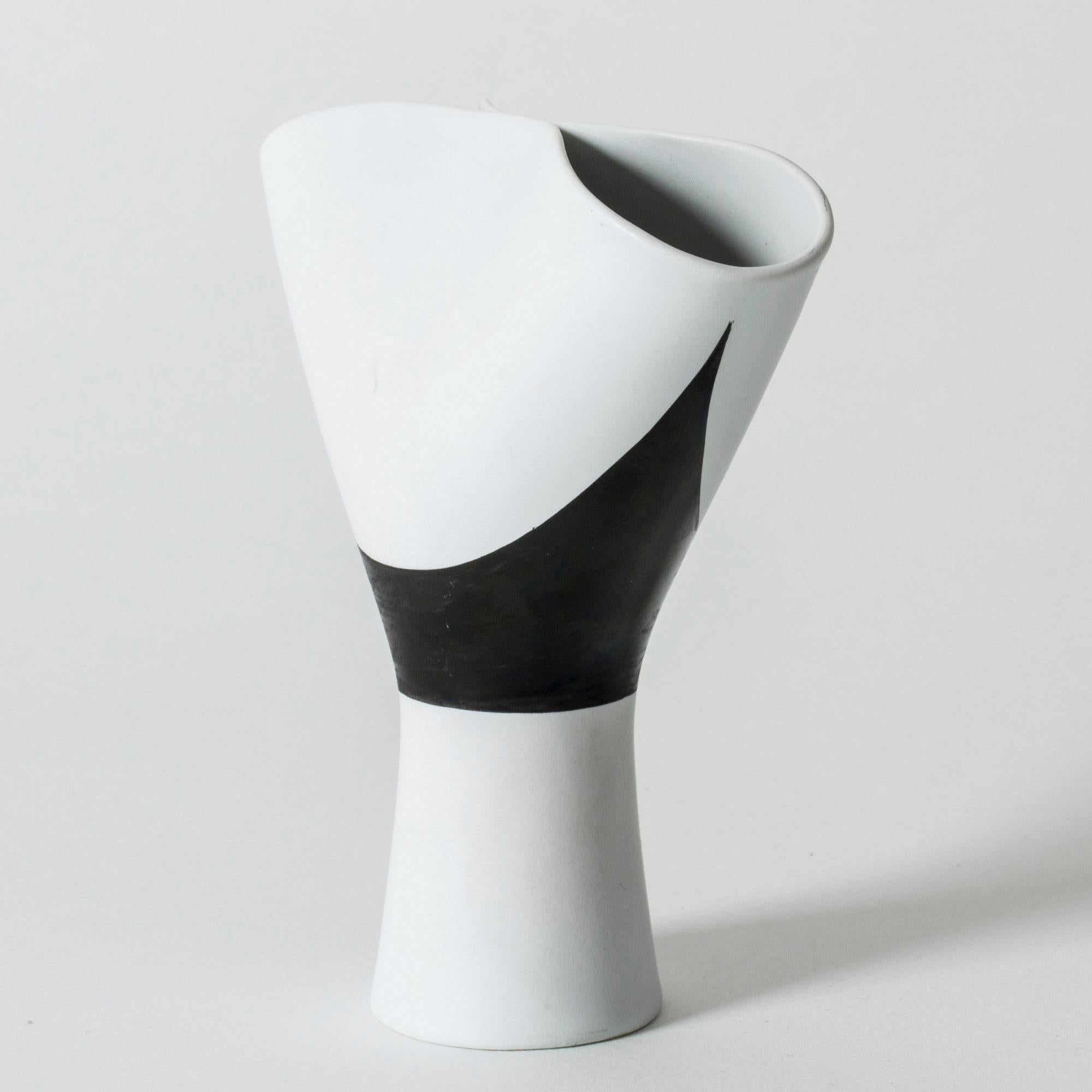 Striking “Veckla” vase, designed by Stig Lindberg. Graphic black decor on the white carrara stoneware, where the visible brush strokes create a nice contrast to the sleek ceramic.
