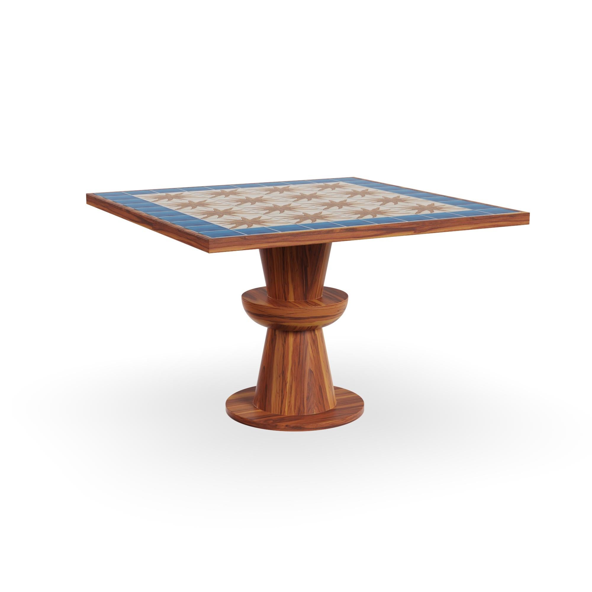 Mesa de comedor de exterior Vedrà de madera de iroko con tablero de baldosas cerámicas Sun Moderno orgánico en venta