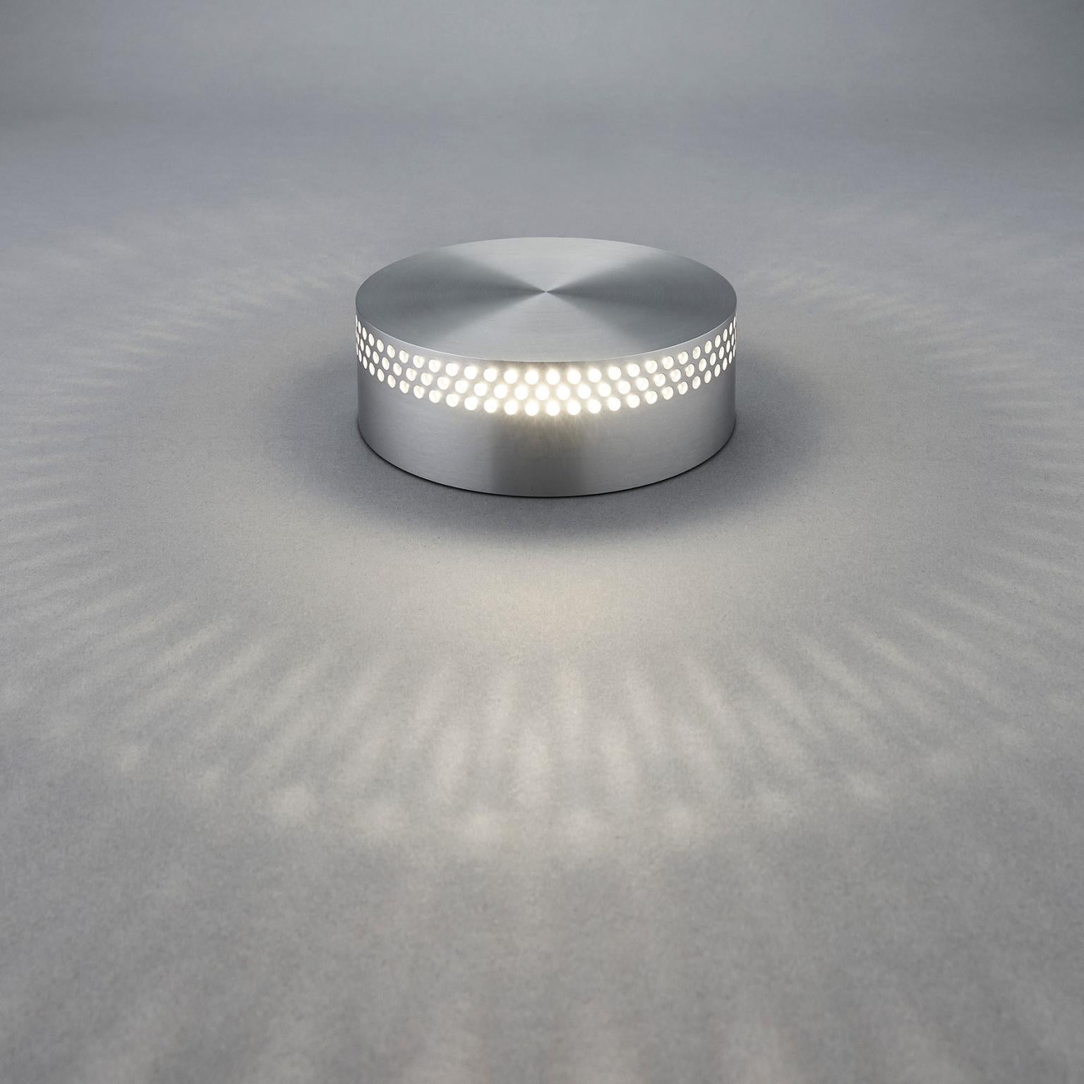 Veen2 by mnima. Table light sculpted from solid aluminum. 360 degrees of pin-point precision lighting. Modern. Minimal.

Physical
Material 6061 aluminum
Finish clear anodize shown
Weight 2.1lb

Electrical
Input 90-264Vac 50-60Hz
Output 9Vdc