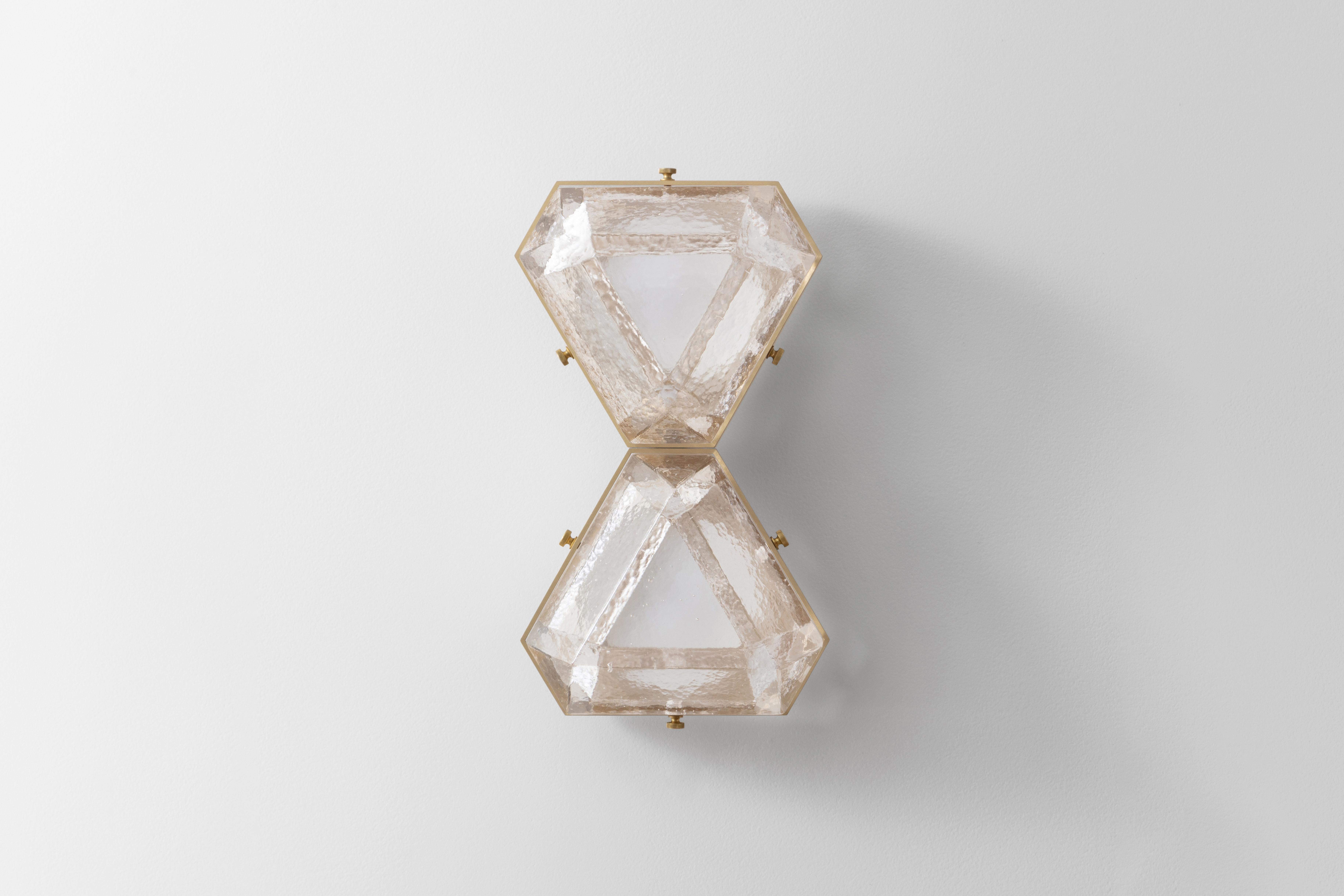 The Vega Due is a geometric, modular, contemporary lighting fixture. Vega is suitable for installation on the ceiling as a flush mount, or on the wall as a sconce. The body is made from extruded aluminum with brass accents. The diffusers are cast
