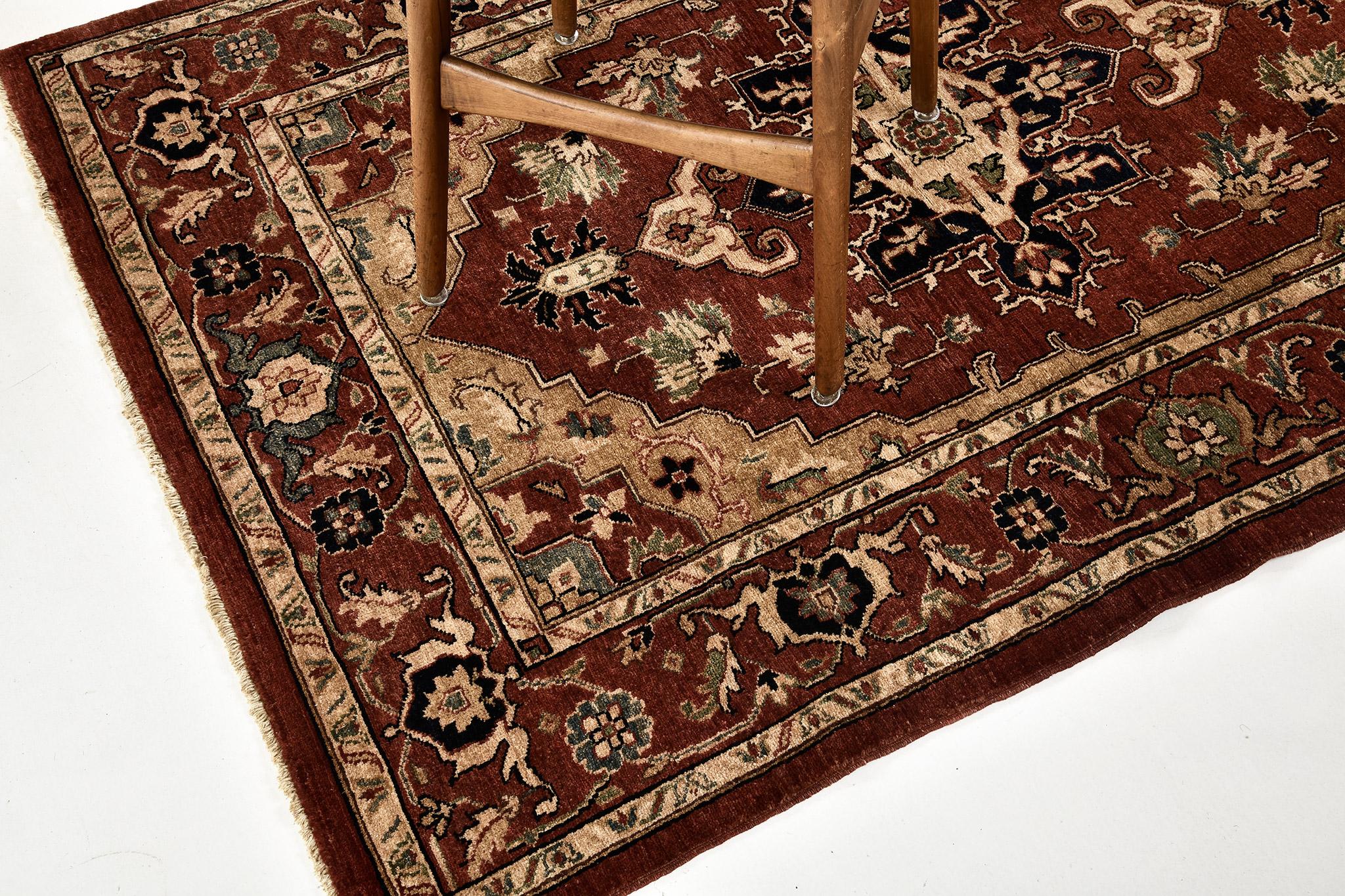 Au centre de ce magnifique tapis Serapi design revival se trouve l'étonnant médaillon floral entouré de gracieux éléments floraux dans un champ de terre cuite abrasée. Les motifs floraux distinctifs de palmettes, de feuilles dentelées et de fleurs