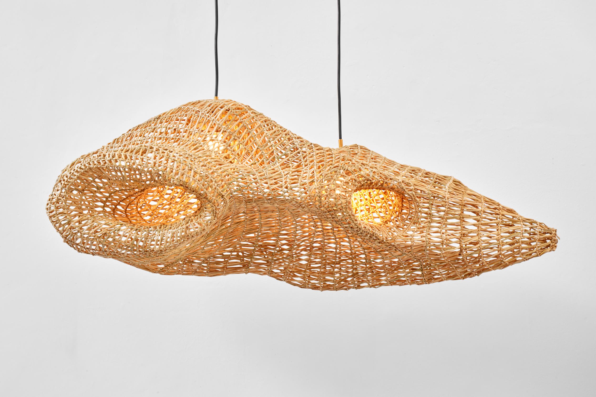 Lampada a sospensione Cloud N°11 di Estudio Rafael Freyre in tessuto vegetale
Dimensioni: L 110 x P 40 x H 30 cm 
Materiali: Canna

Vegetable Fabrics ci avvicina ai processi di crescita e trasformazione dell'organismo vegetale, ponendosi in