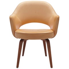 Fauteuil de conférence Eero Saarinen, Knoll en cuir vintage avec pieds en bois