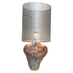 Lámpara de mesa Veil IV «TIDE» — Gres y aluminio plateado perforado