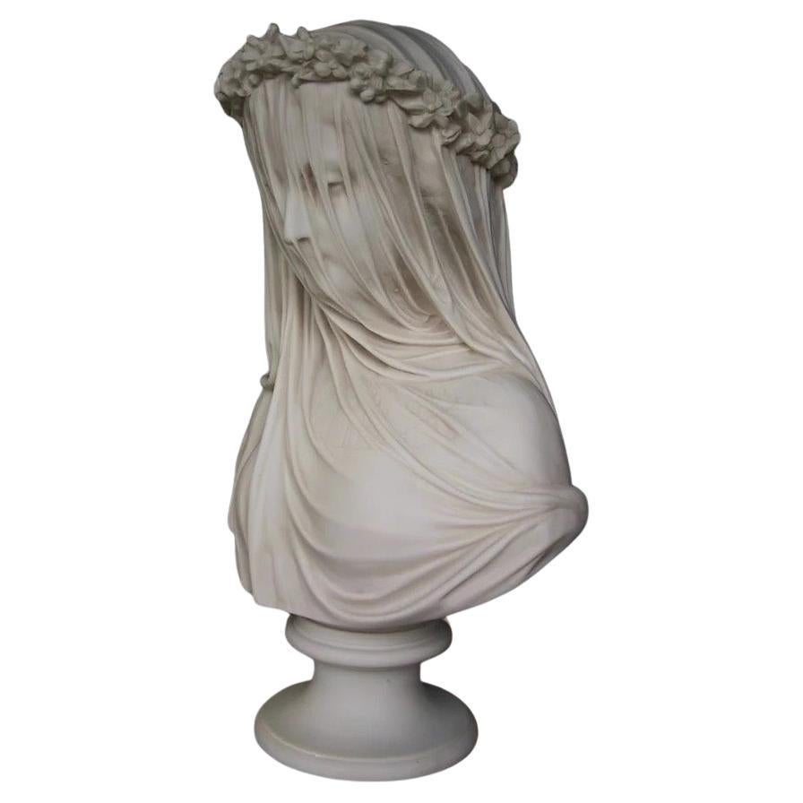 Questo busto del XX secolo della Dama velata è un esempio straordinario di artigianato del marmo, che cattura la delicata bellezza di una donna avvolta in un velo traslucido. La scultura raffigura magistralmente i dettagli del tessuto, creando