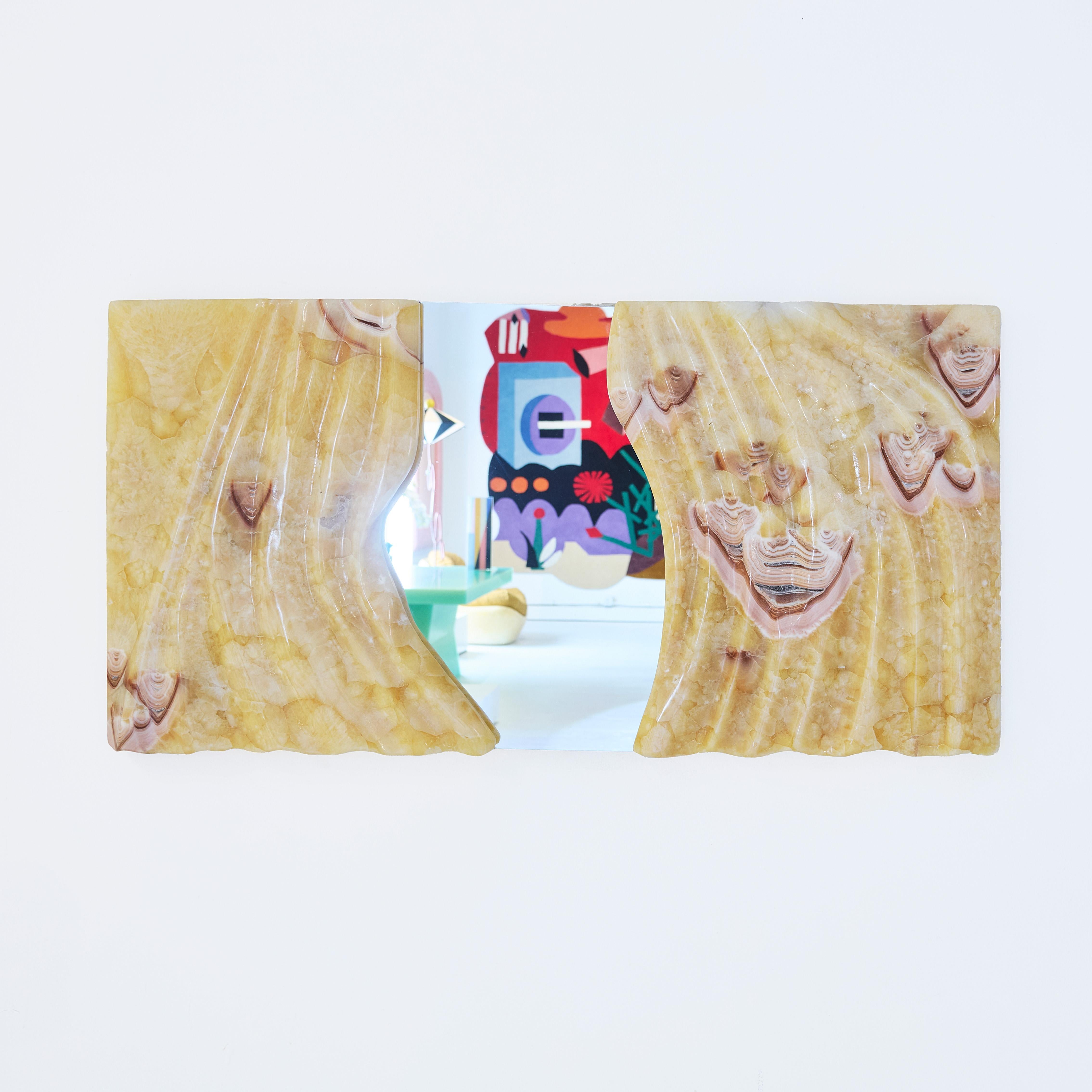 Moderno Specchio Veiled Contemporary Onyx Natural Stone di Lucia Neamtu in vendita