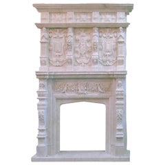 Pièce de cheminée en marbre sculpté veiné