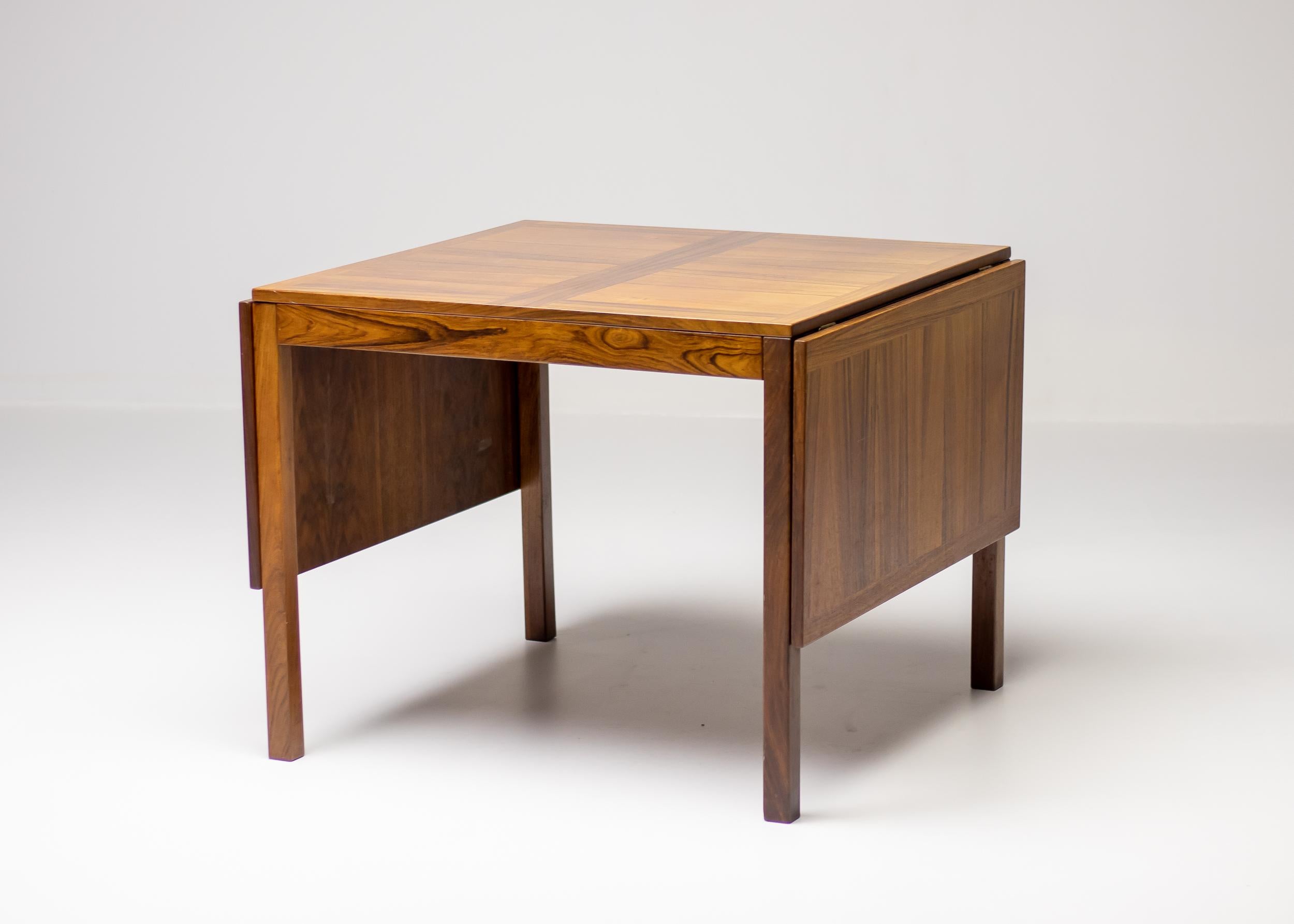 A beautiful Mid-Century Modern rosewood drop leaf dining table with two removable leaves ensuring convenience for additional guests. Manufactured circa 1970 by Vejle Stole & Møbelfabrik.
A rich vintage rosewood finish with the original manufacturers
