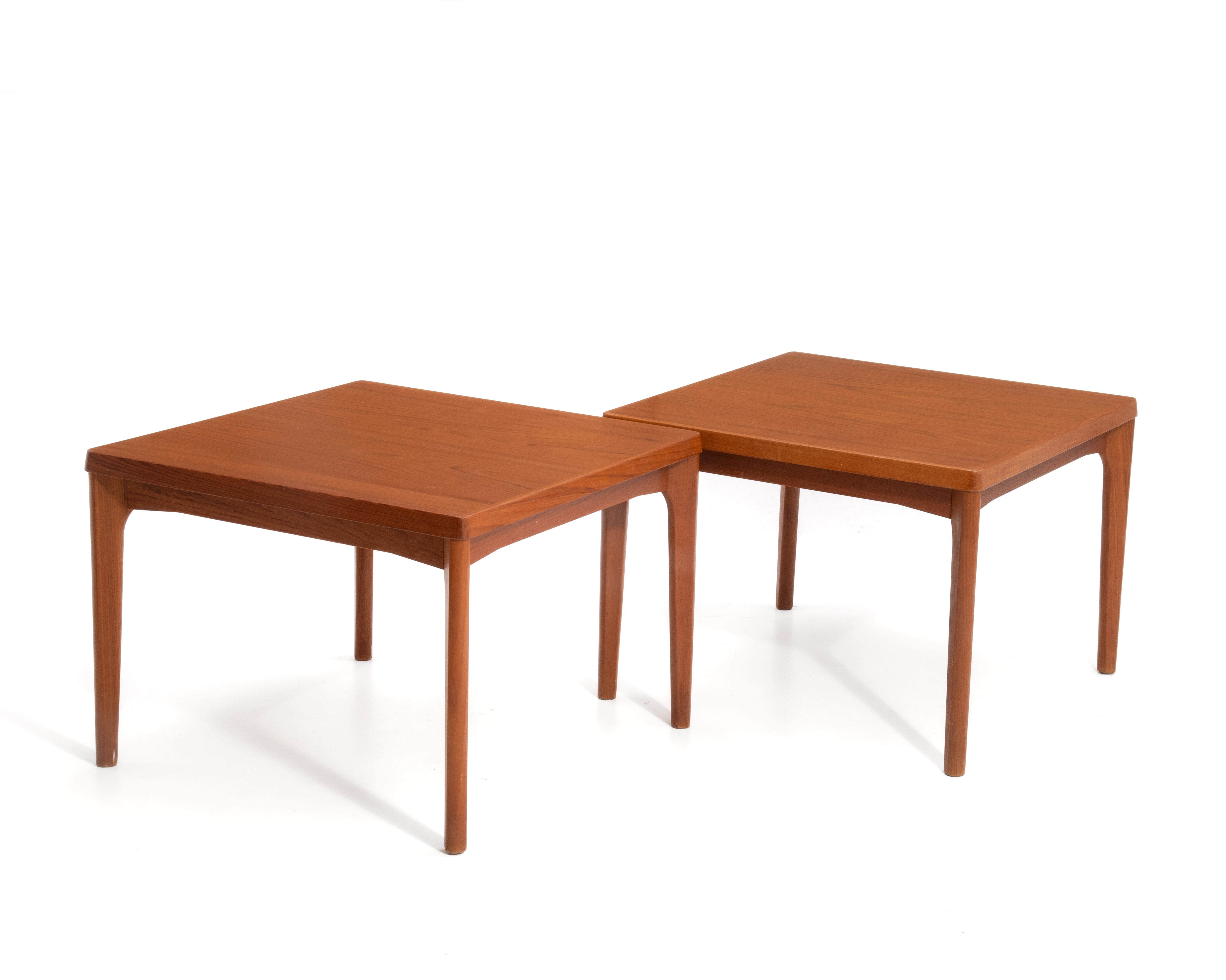 Una coppia di tavoli di Vejle Stole & Møbelfabrik. Realizzato in Danimarca negli anni '70. Questi tavoli versatili funzionano bene come tavolini laterali, terminali o come tavolino da caffè davanti a un divano.