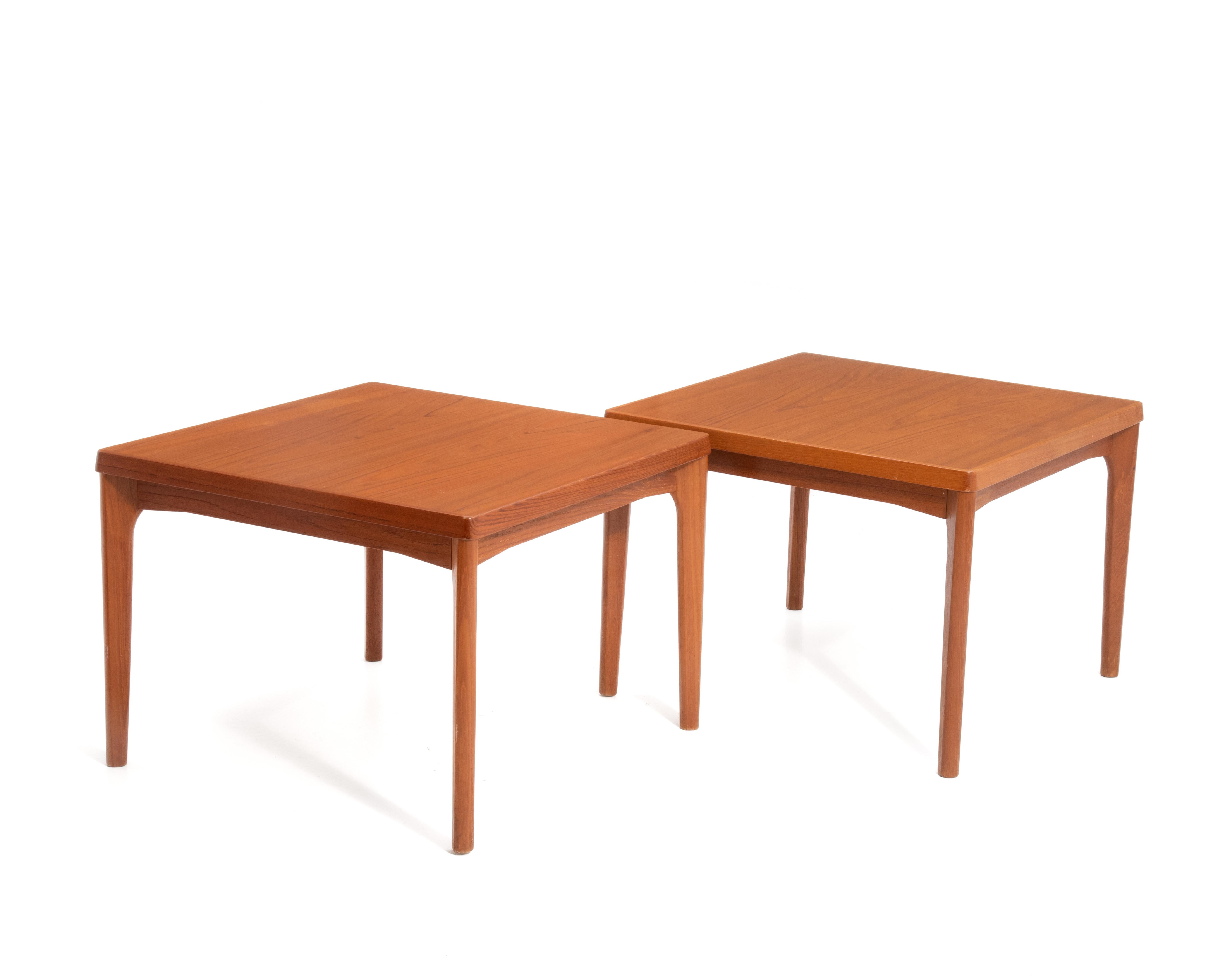 Mid-Century moderno Vejle Stole & Møbelfabrik Tavolini da caffè laterali in teak danese in vendita