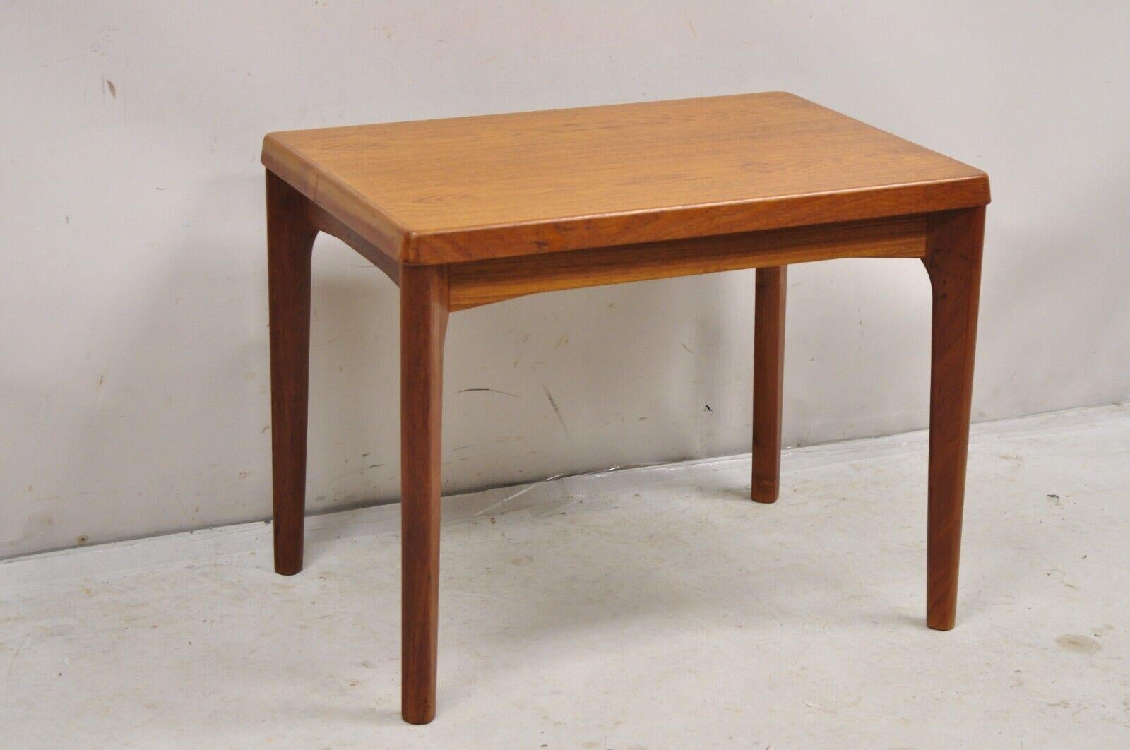 Vejle Stole Møbelfabrik Mid Century Danish Modern Teak Wood Side / End Table. Item features beautiful wood grain, tapered legs, original makers stamp, great style and form. Circa 1960s. Measurements: 20