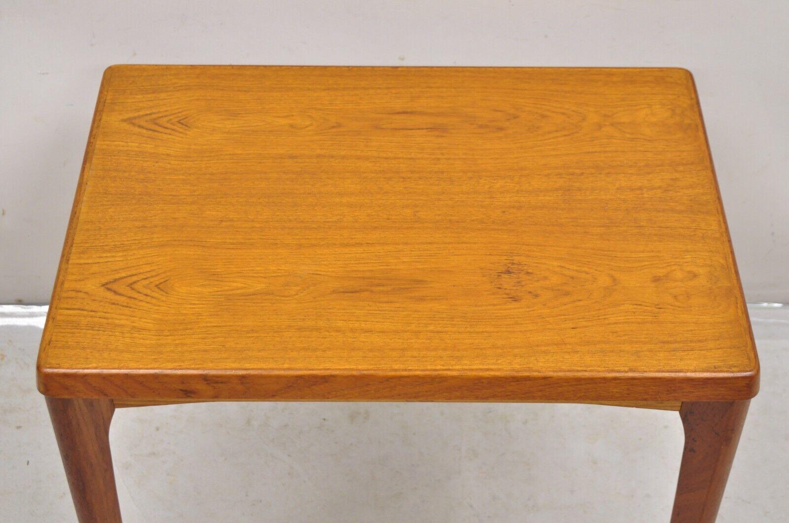 Vejle Stole Møbelfabrik Mid Century Danish Modern Teak Wood Side End Table In Good Condition For Sale In Philadelphia, PA