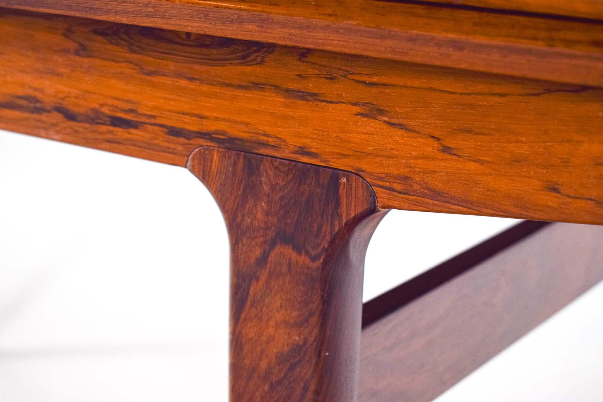 Table de salle à manger rectangulaire à tiroir de Vejle Stole Mobelfabrik peut-être conçue par Henning Kjaernulf au Danemark, années 1960. La table dispose de deux allonges de 52 cm de chaque côté. Ce qui distingue cette table d'une table non