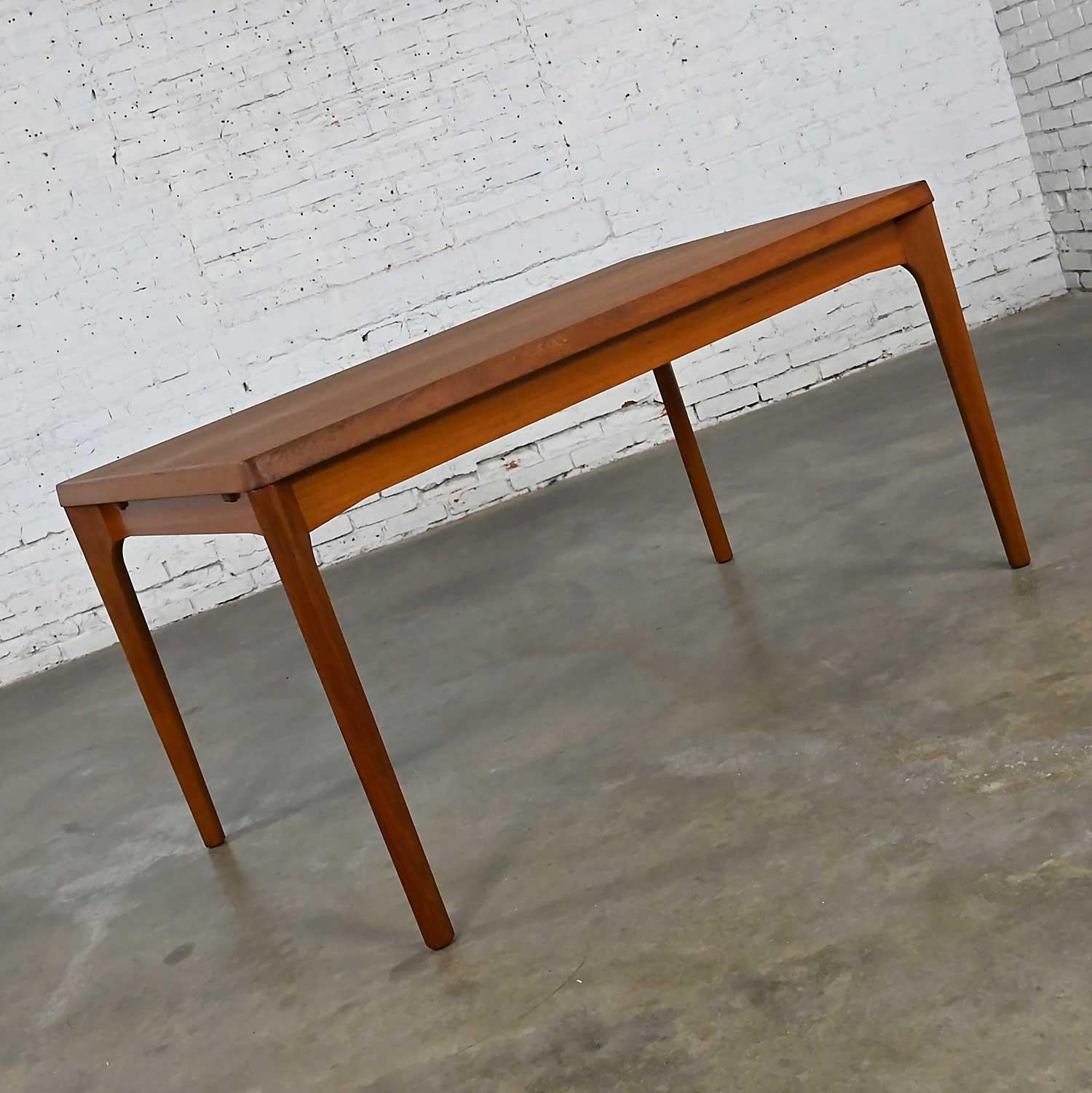 Gorgeous vintage Scandinavian Modern teak veneer extension dining table by Henning Kjaernulf for Vejle Stole Mobelfabrik. Beautiful condition, keeping in mind that this is vintage and not new so will have signs of use and wear. The table has been