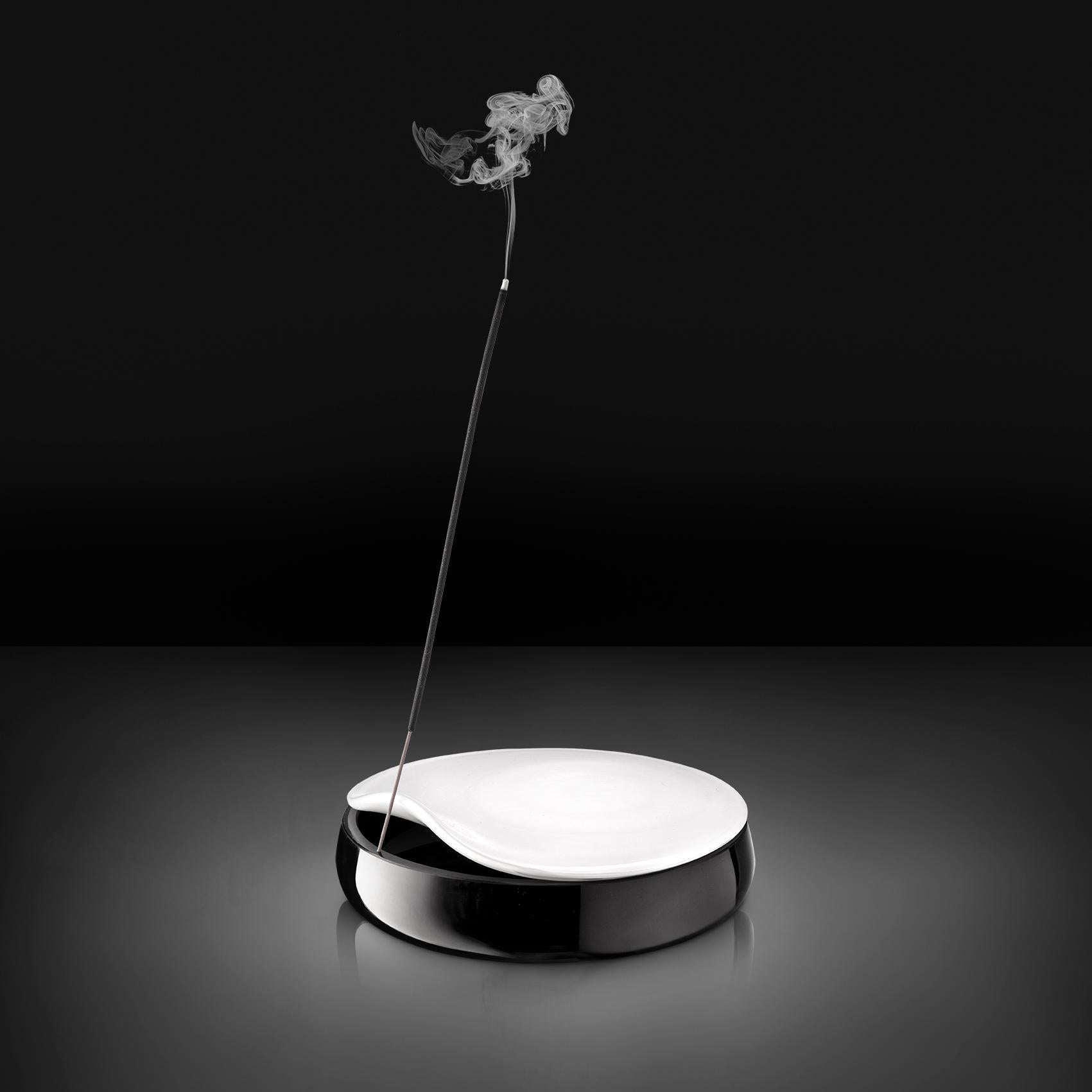 Sleek and contemporary incense burner, a Murano glass beauty entirely mouthblown by Maestro Simone Cenedese that units the poetry and historical expertise of Venetian Maestros.
The design piece is named VELA
( 