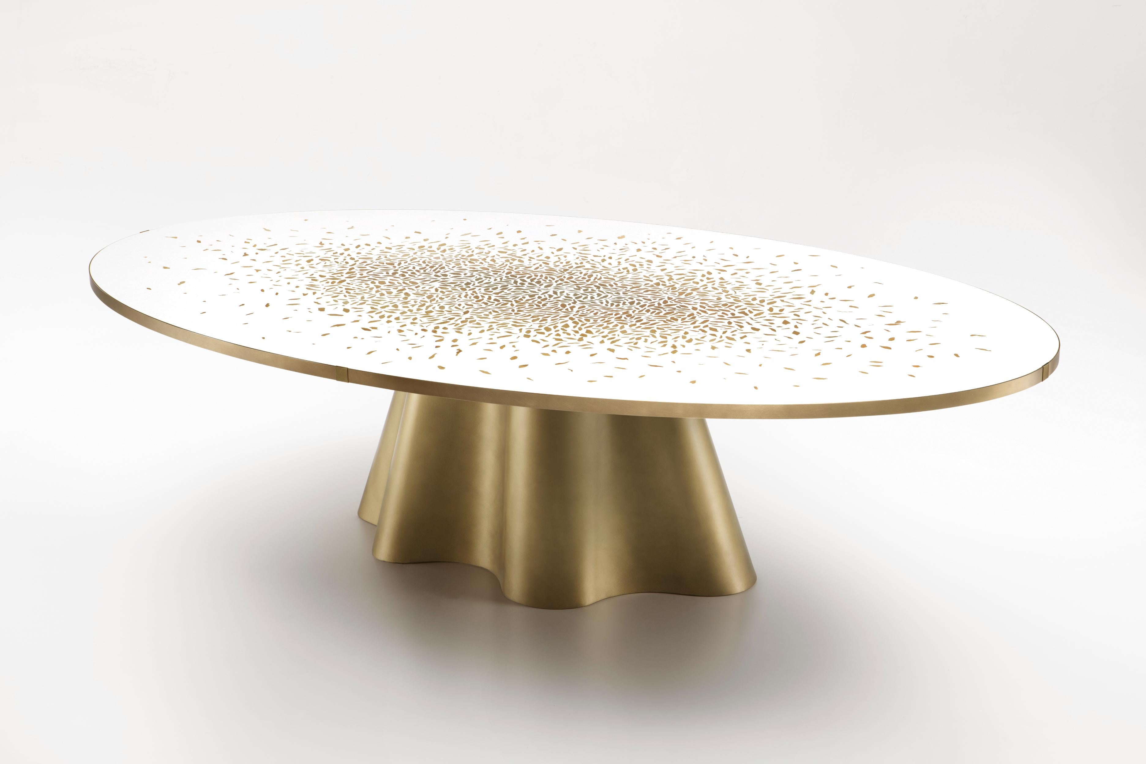 Table Vela par De Castelli
Dimensions : L 280 x D 160 x H 76 cm
MATERIAL : Laiton Orbitale DeLabré

Vela est une table-sculpture qui explore et met en valeur les différentes facettes et utilisations du métal. Le majestueux plateau ovale en terrazzo