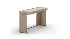 Coiffeuse Velara avec tiroirs texturés, plateau en marbre et détails en laiton brossé