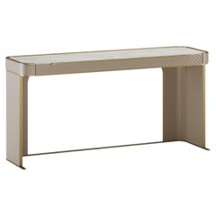 Coiffeuse Velara avec tiroirs texturés, plateau en marbre et détails en laiton brossé