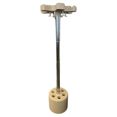 Velca Valet Stand de Paolo Orlandini y Roberto Lucci