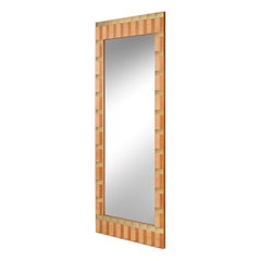 Miroir sur pied « Veld » en placage et cuir, par Madheke