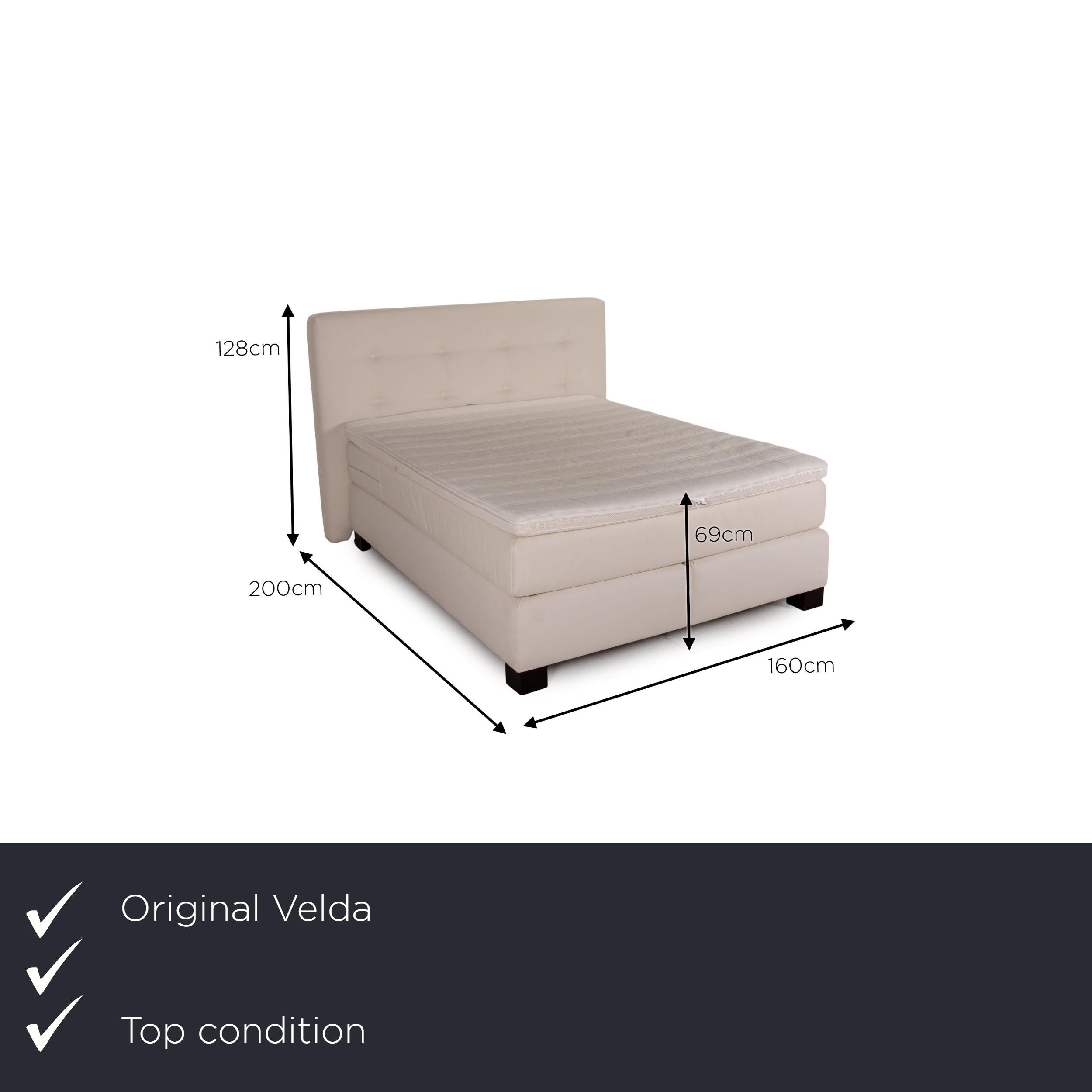 We present to you a Velda Metropolitan fabric bed white box spring bed 160 x 200cm.
 

 Product measurements in centimeters:
 

 Depth: 200
 Width: 160
 Height: 128
 Seat height: 69.




   