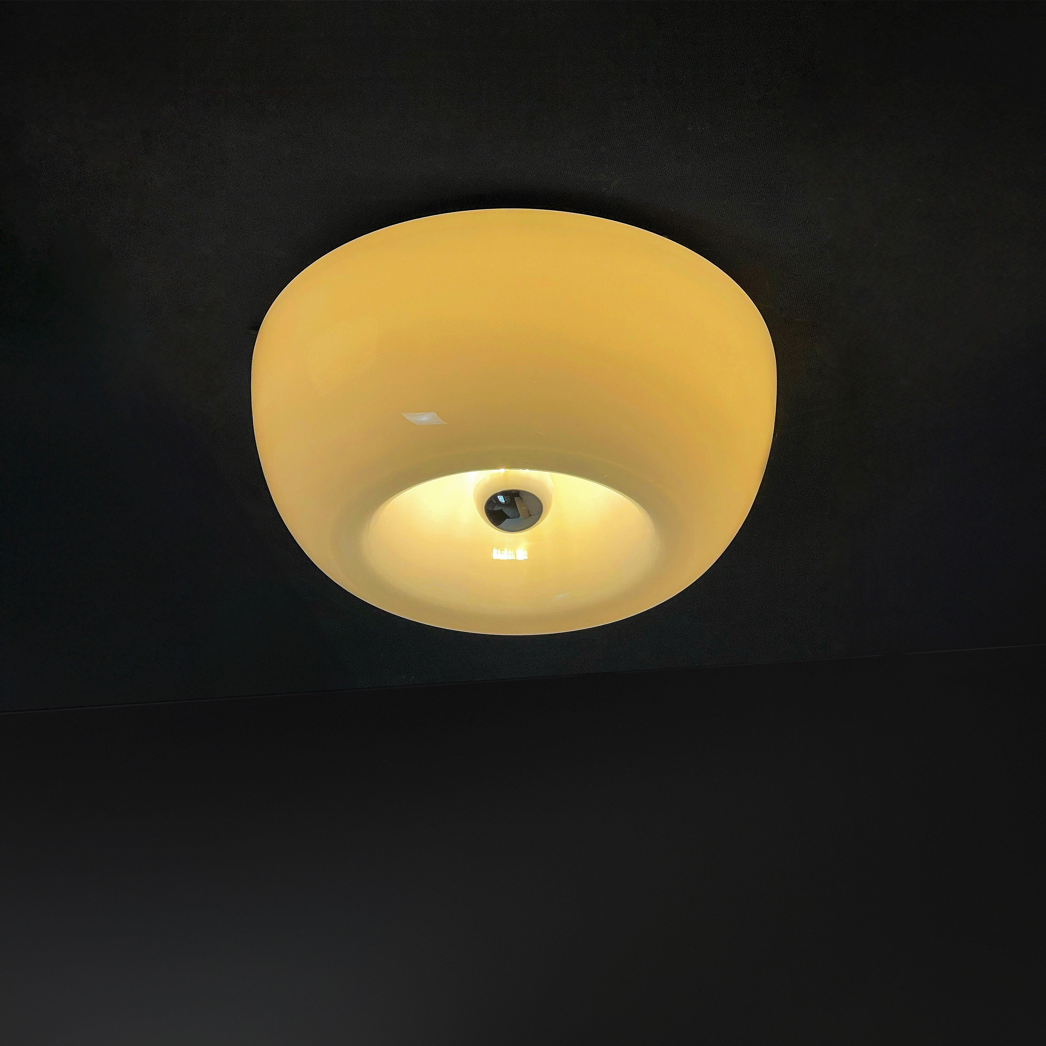 Velella Flush Mount or Wall Lamp by Achille & Pier Giacomo Castiglioni for Flos, Italy 1967

The Velella lamp designed by Achille and Piergiacomo Castiglioni for Flos features a harmonious fusion of curves and straight lines, resulting in a design