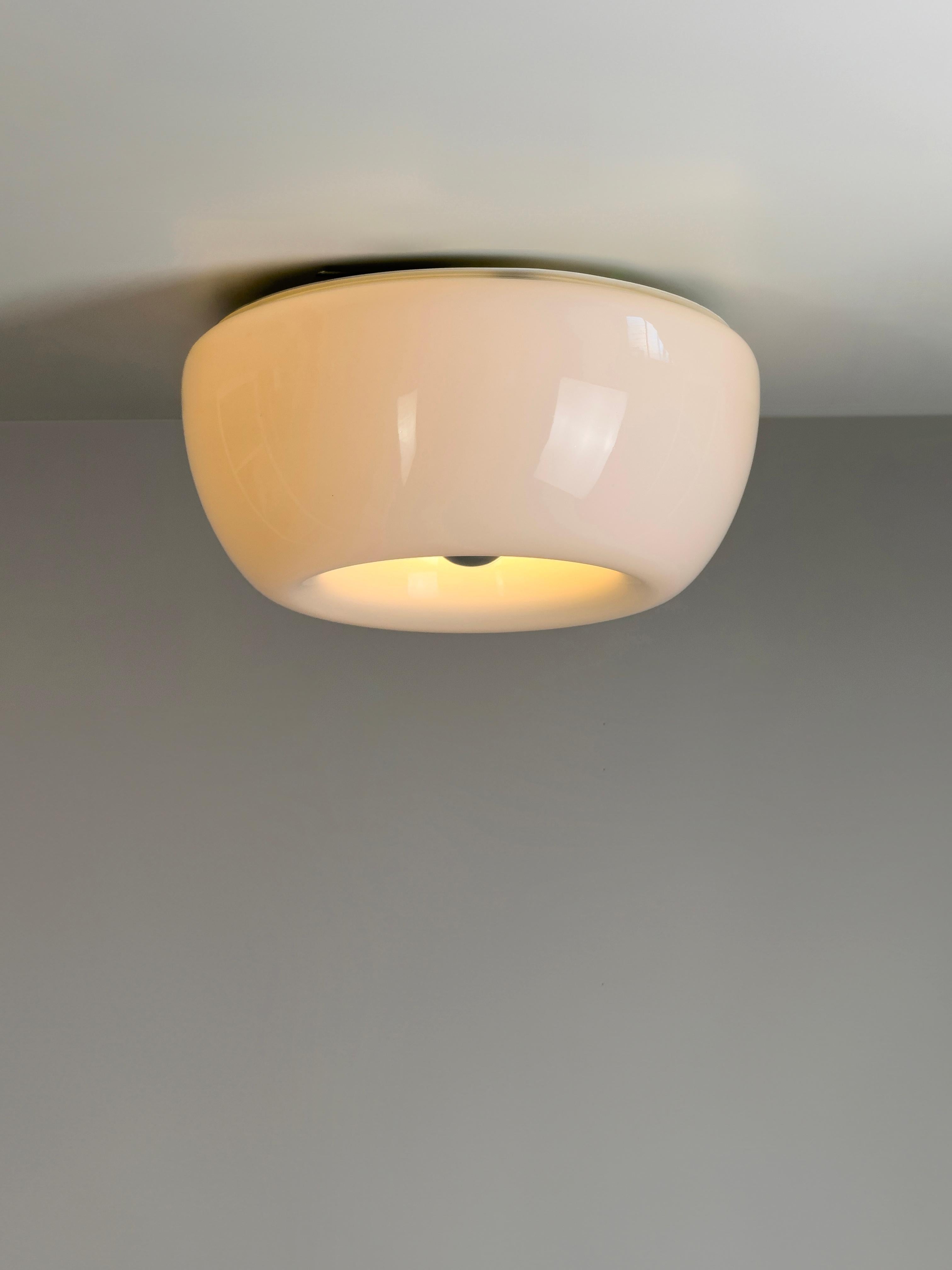 La lámpara Velella, diseñada por Achille & Pier Giacomo Castiglioni para Flos en 1967, es un ejemplo icónico del diseño de iluminación italiano de mediados de siglo. Su distintiva silueta circular, elaborada con vidrio opalino soplado a boca, aporta