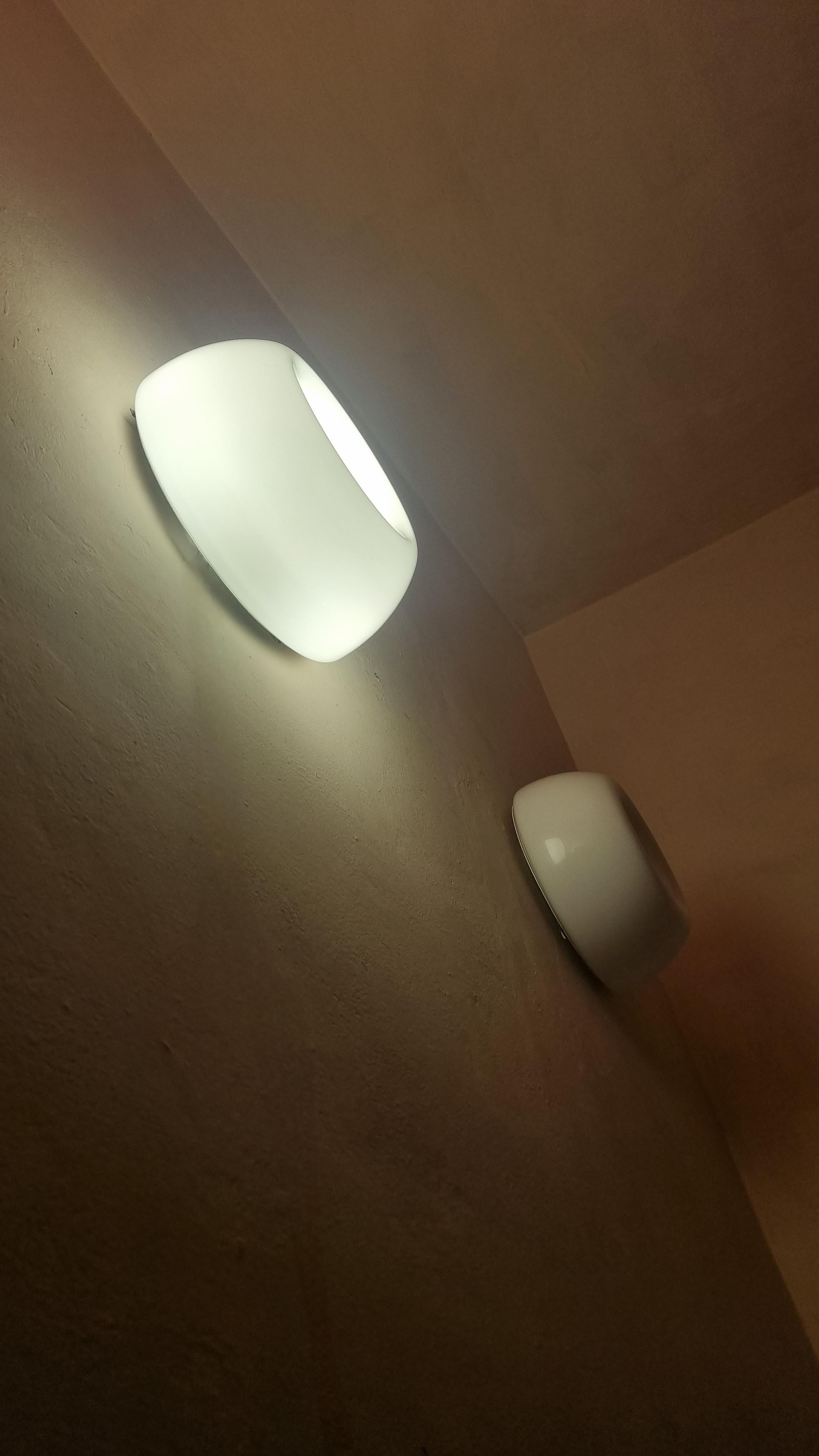 Velella wall sconces designed by Castiglioni brothers for Flos 1967 In Good Condition For Sale In Arezzo, Italy