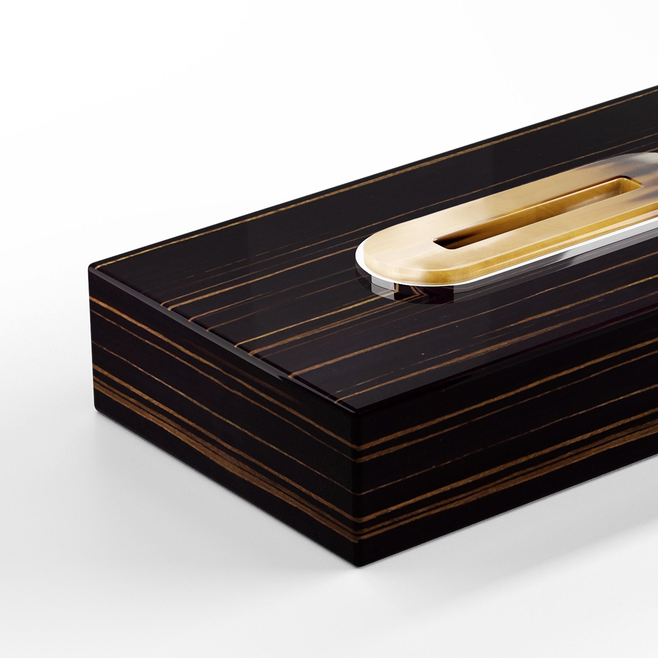 Elevate the decor of your bathroom, bedroom, or office with our Veletta tissue box holder. Combining style and functionality, Veletta is made of glossy ebony veneer, and it’s decorated by an elegant detail in natural Corno Italiano and chromed