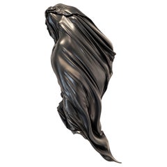 „Vellum Gravitas“, abstrakte Wanddekoration mit drapierter weiblicher Figur in Schwarz