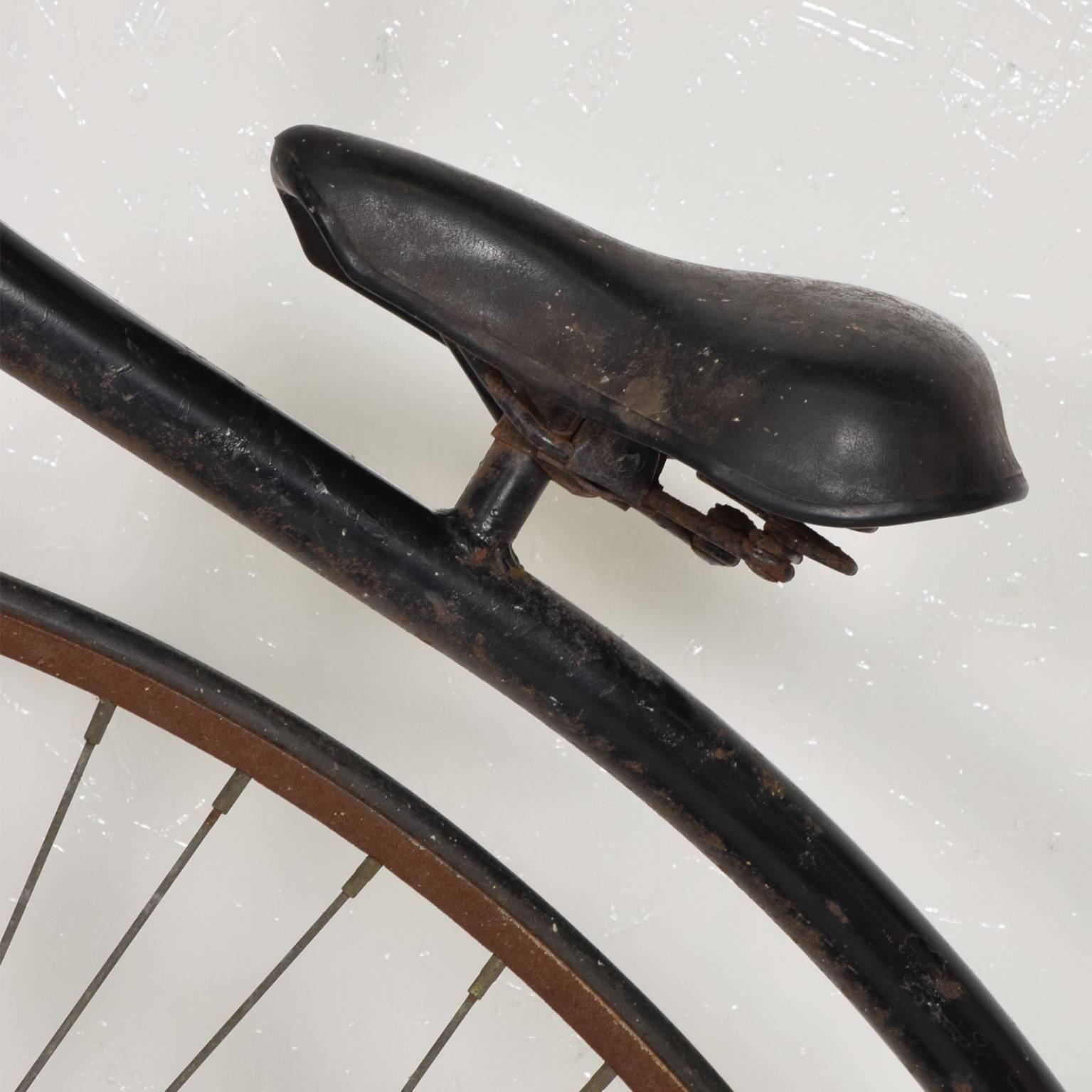 For your consideration an early Boneshaker high wheel bicycle.
Original black paint showing signs of rust.
Original label and seat. 
USA, circa 1870s. 
Dimensions: 60