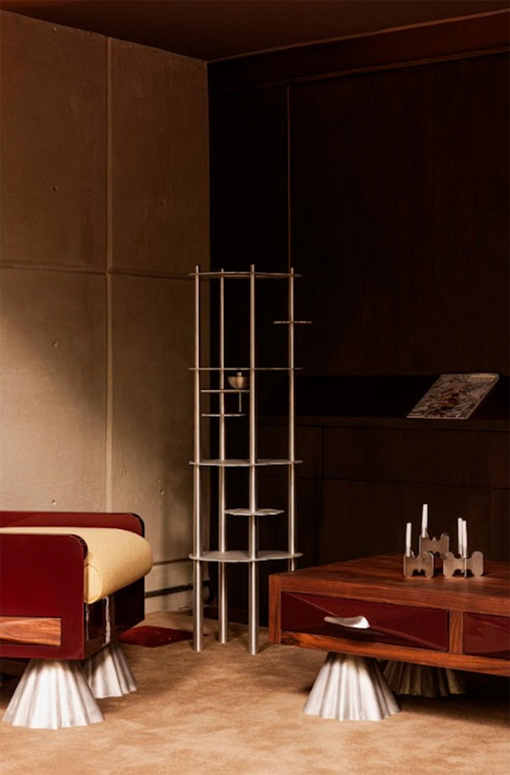 Velora es el nombre de una escultura funcional de aluminio que explora la tensión entre ligereza y solidez, entre lo doméstico y lo cósmico. Como una elegante ruina de un futuro que nunca llegó, la pieza está anclada en la nostalgia retrofuturista