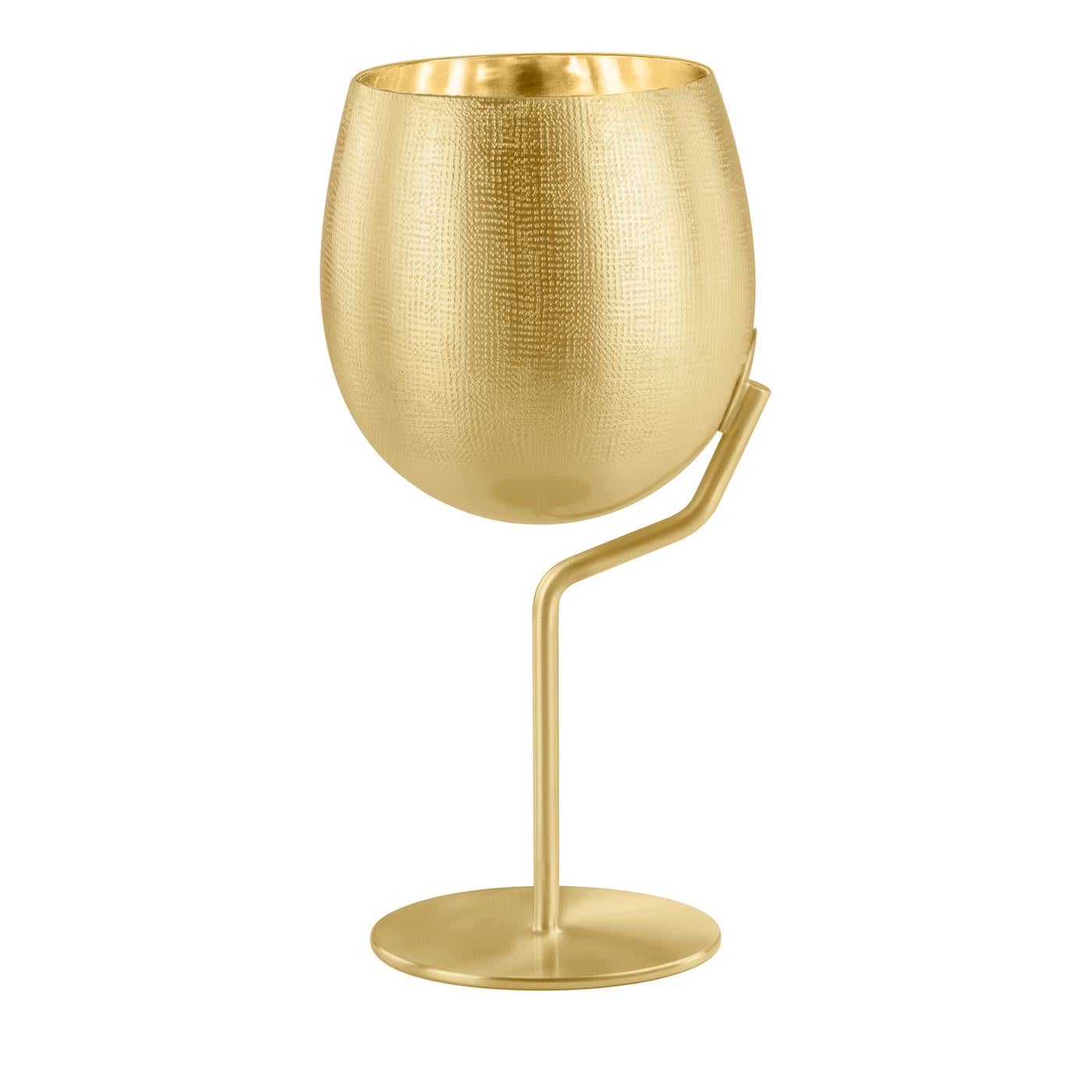 When brass and texture become Velvet for table jewels, for an exceptional mise en place. The brass is worked with the unique Zanetto know-how and special hammering to obtain a surface that is like velvet to the touch. Gold plated glasses with fine