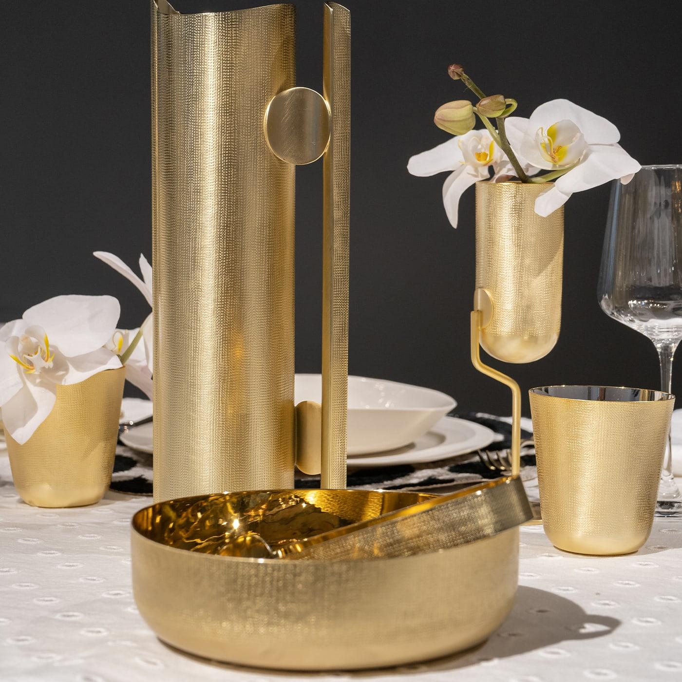Quand le laiton et la texture deviennent Velvet pour des bijoux de table, pour une mise en place exceptionnelle. Le laiton est travaillé avec le savoir-faire unique de Zanetto et un martelage spécial pour obtenir une surface semblable à du velours