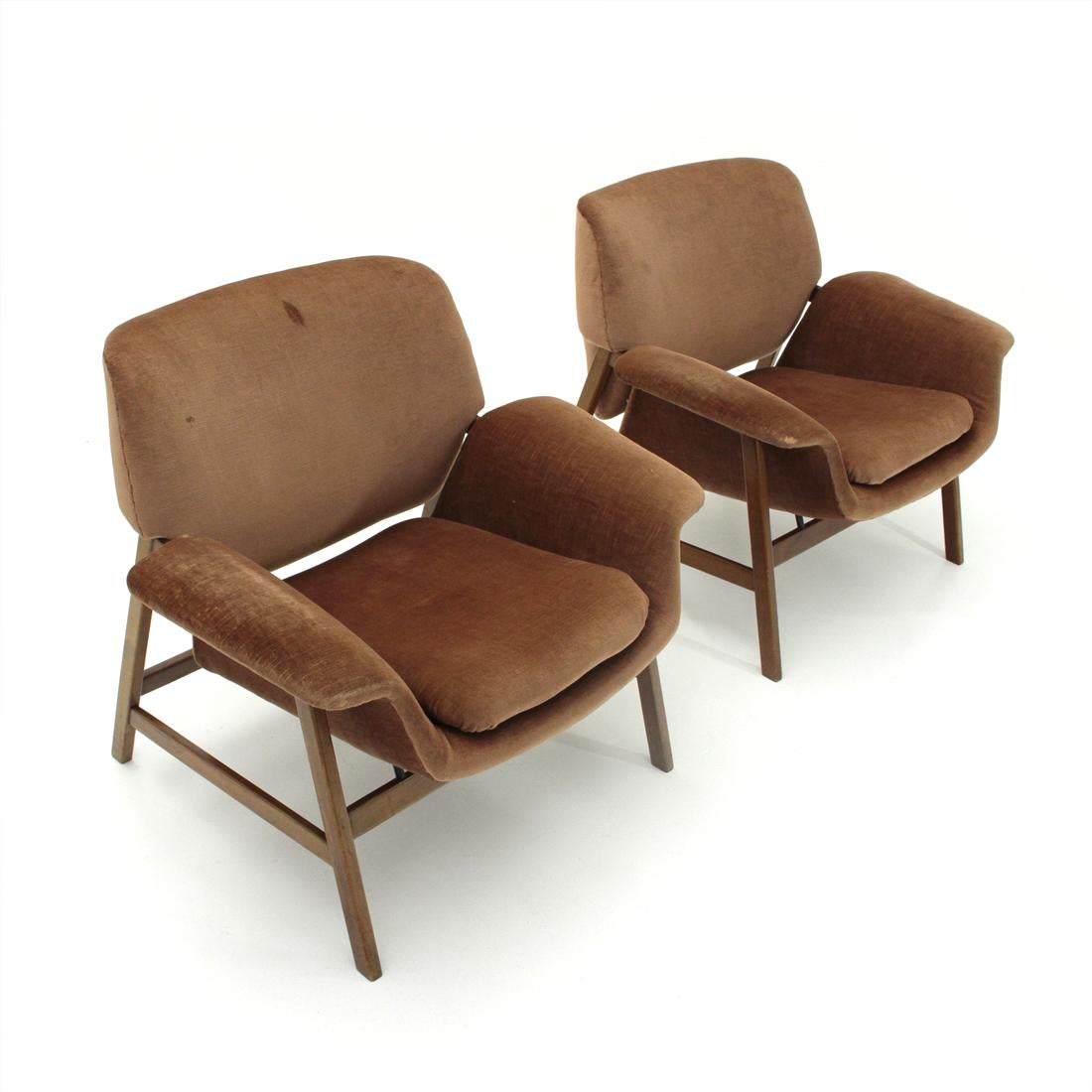 Pair of armchairs produced in the 1950s by Cassina, based on a project by Gianfranco Frattini.
Wooden structure.
Back and seat shell in bent wood upholstered in velvet, original of the time.
Padded cushion on the seat.
Metal spacers.
Good