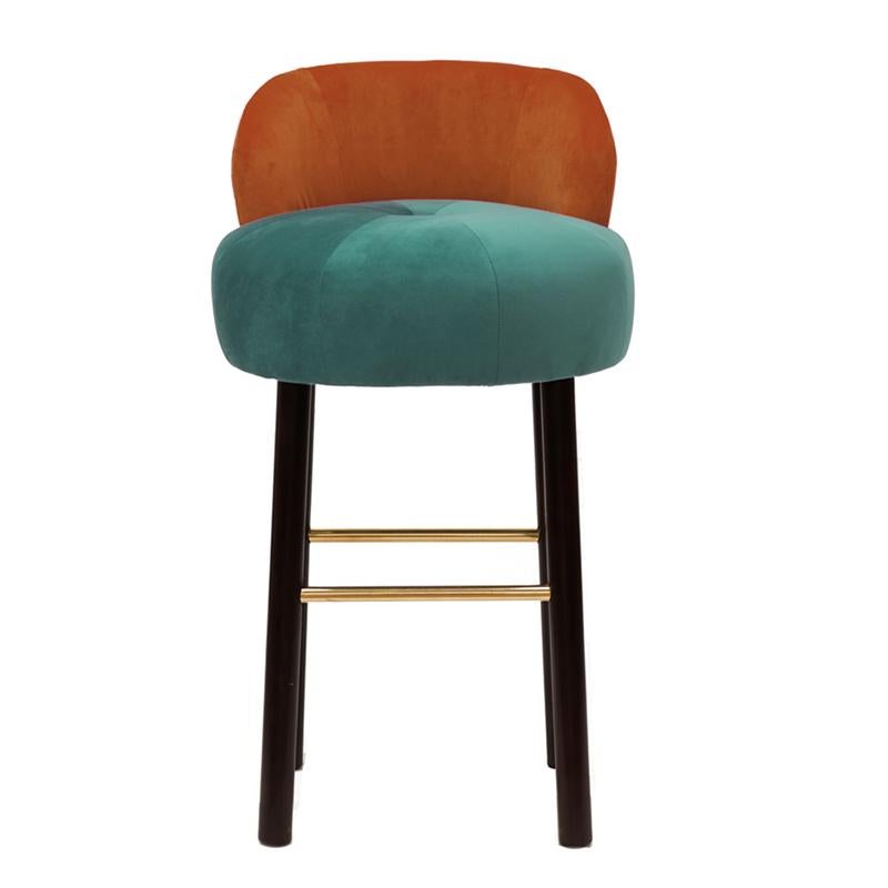 Hold on to your seats, curves ahead. Its bold, curved silhouette is reminiscent of the beauty of a Portuguese autumn, evoking feelings of warmth and coziness. Majestic bar stool's design is characterized by its fluid lines, which flow gracefully