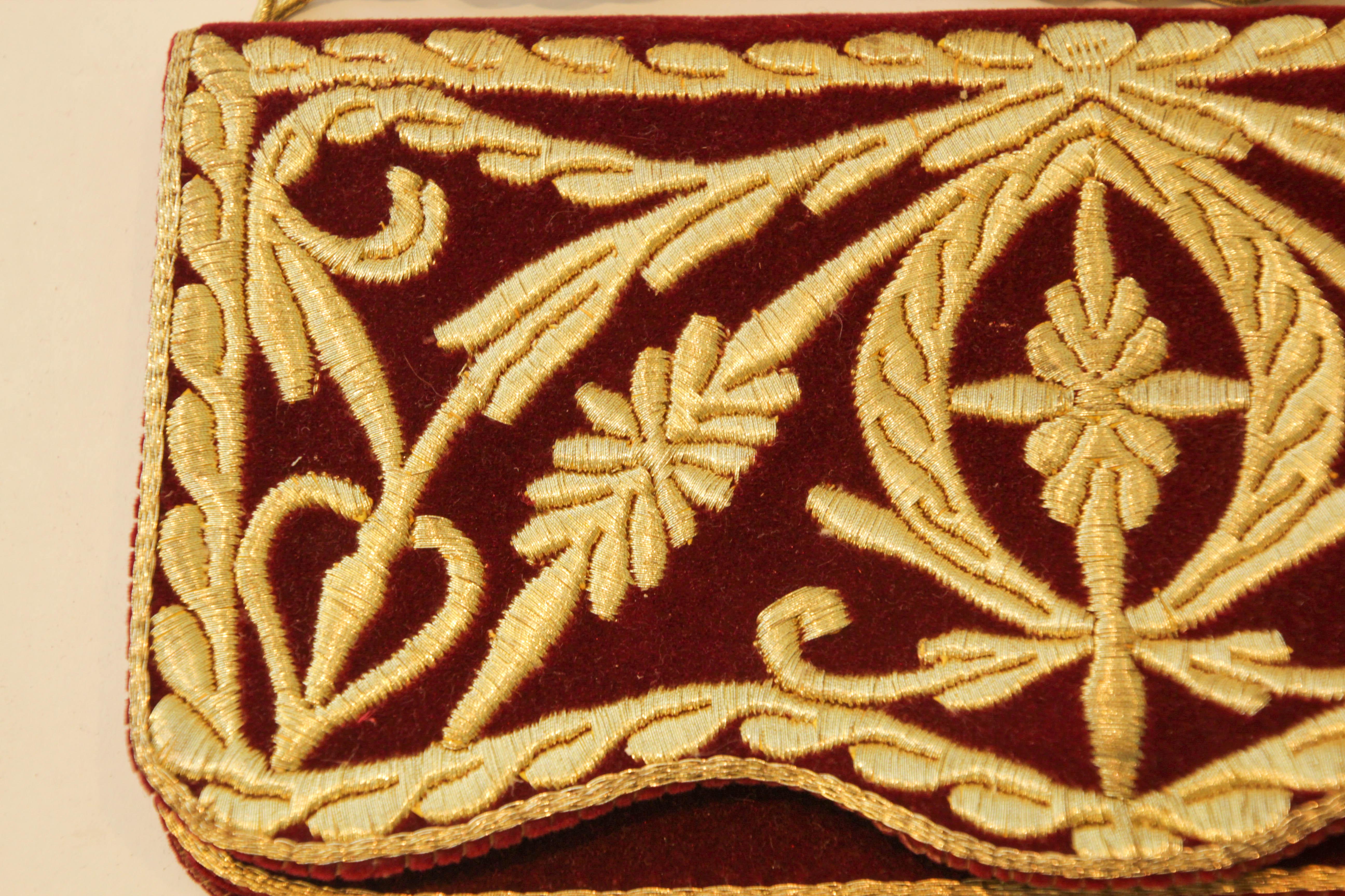Vintage 1960s embroidered red velvet clutch.
Beautiful 1960s burgundy silk velvet embroidered  evening jeweled luxury purse.
The silk velvet rectangular evening clutch is embroidered in front with a traditional Moorish Fez Meknes lattice design in