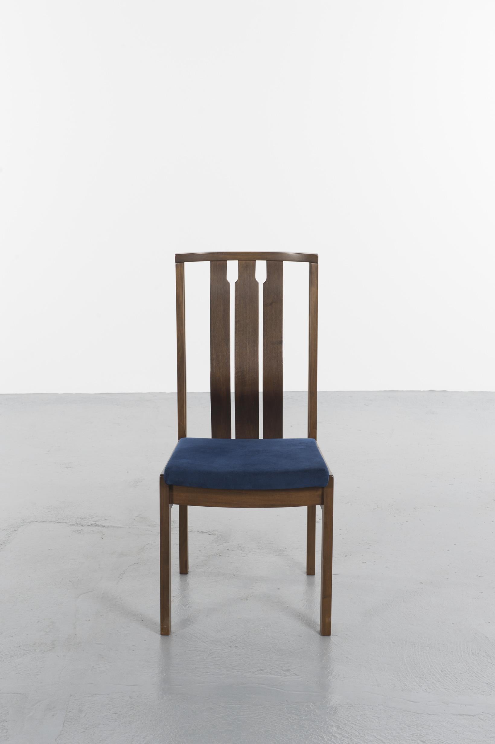 8 dining chairs of Danish design dated 1960s in walnut and blue velvet. In the style of Bovirke furniture.
Modern and classical look, depending on the point of view and accompanying furniture.
The velvet and dark wood create a warm