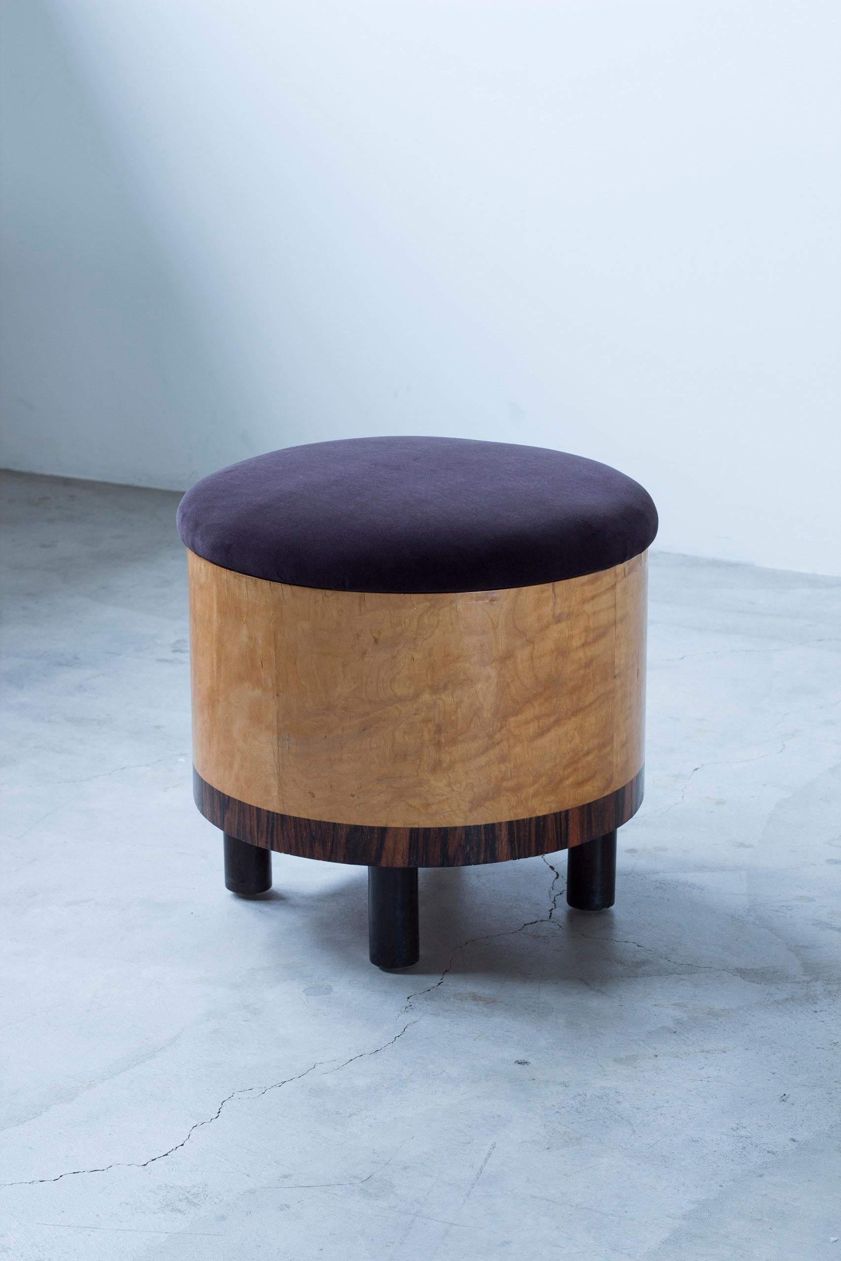Otomana redonda Art Decó al estilo del diseñador sueco Otto Schulz. Fabricada en Suecia durante los años 1920-30. De abedul con decoración de cebrano y patas de abedul teñido de negro. Llamativo y geométrico, típico del refinado estilo Art Déco