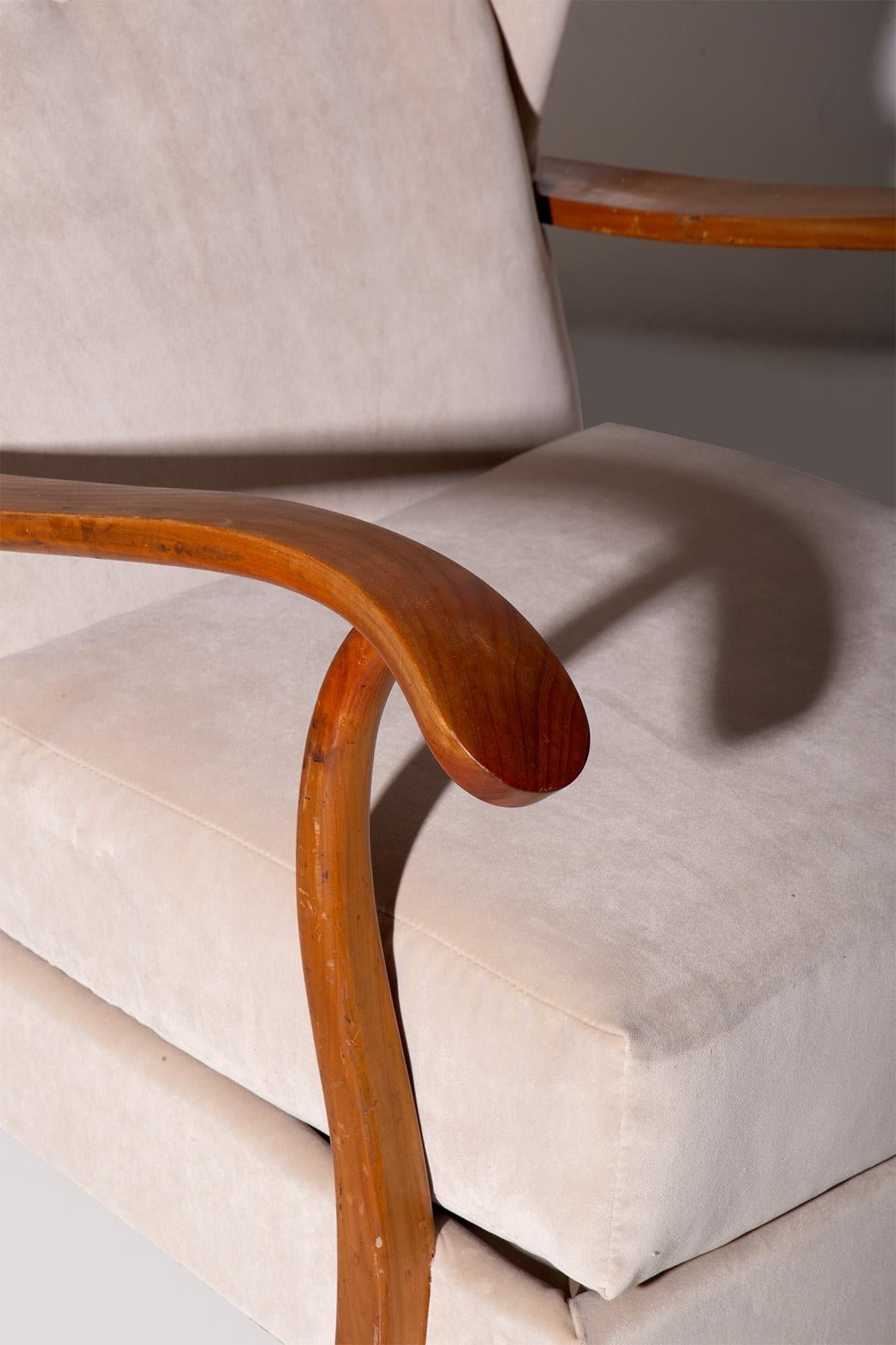 Velvet armchair in the style of Paolo Buffa For Sale 2