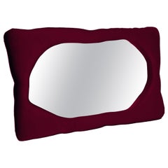 Miroir à pied en velours rembourré Biomorphic en Blackberry de Brandi Howe