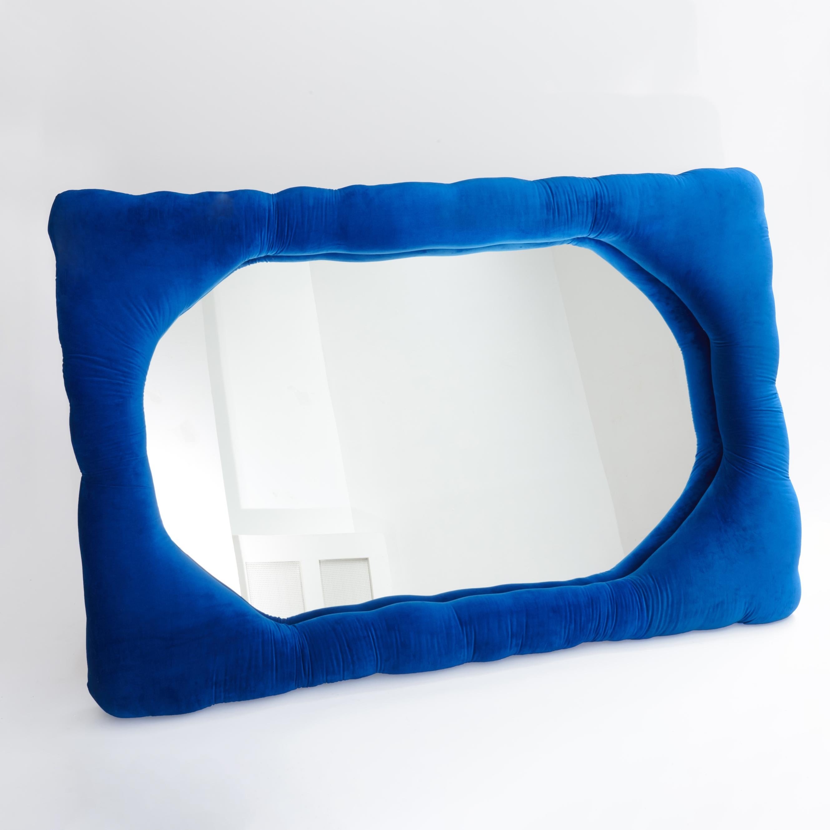 Biomorpher Spiegel von Brandi Howe

Samtstoff, Glas, Holz

Abgebildet: 72 x 47 x 6 Zoll.

Dieser Spiegel ist in verschiedenen Farben, Stoffen und Größen anpassbar.

Andere Größe verfügbar: 60 x 15 Zoll.

Der Versand ist nicht inbegriffen. Siehe