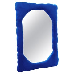Miroir biomorphique en velours bleu cobalt de Brandi Howe, REP de Tuleste Factory