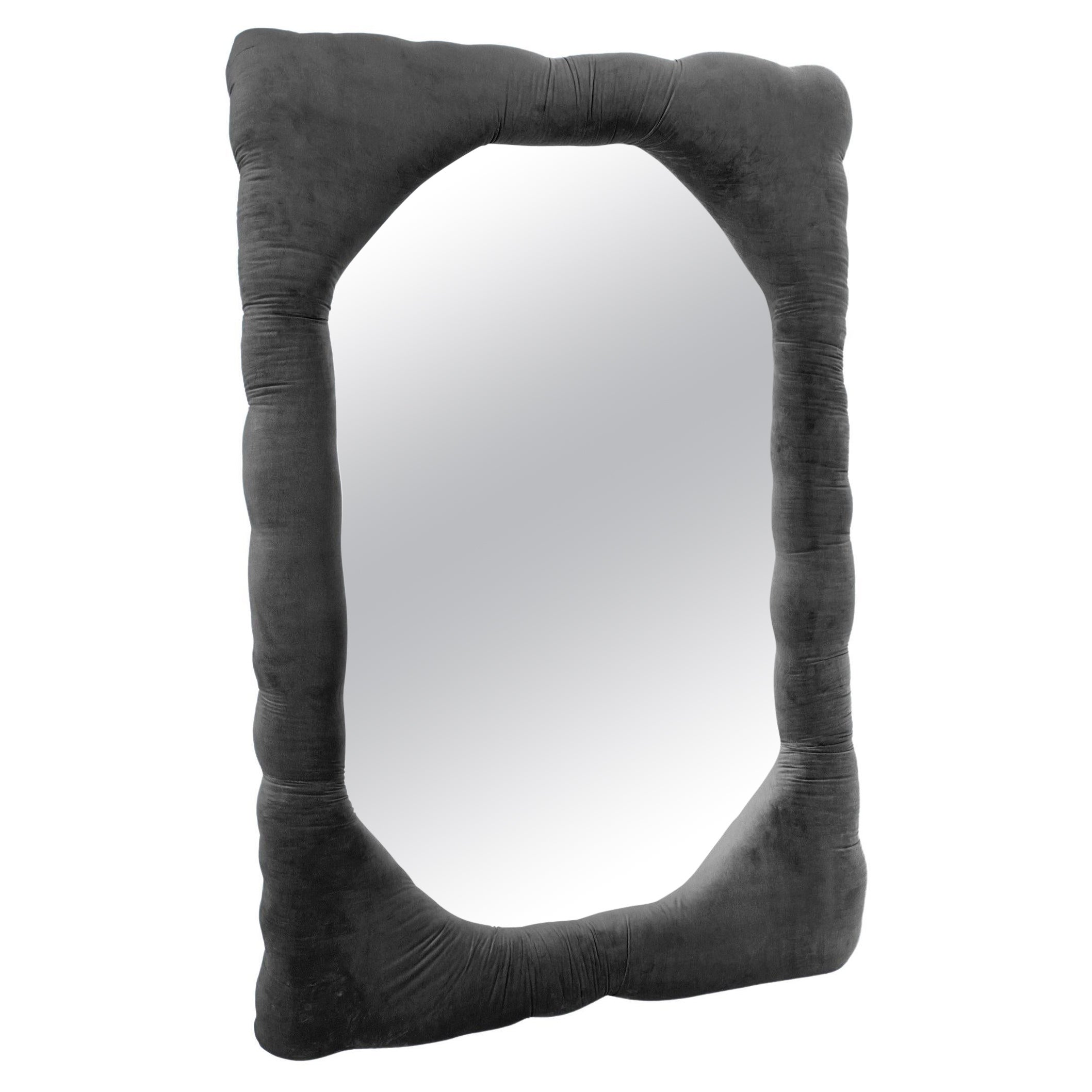 Miroir biomorphique en velours gris par Brandi Howe, REP par Tuleste Factory