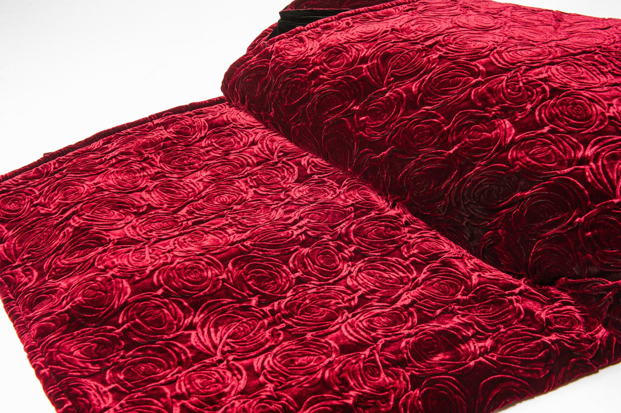 Velvet Swell Blanket with Purple Roses 1