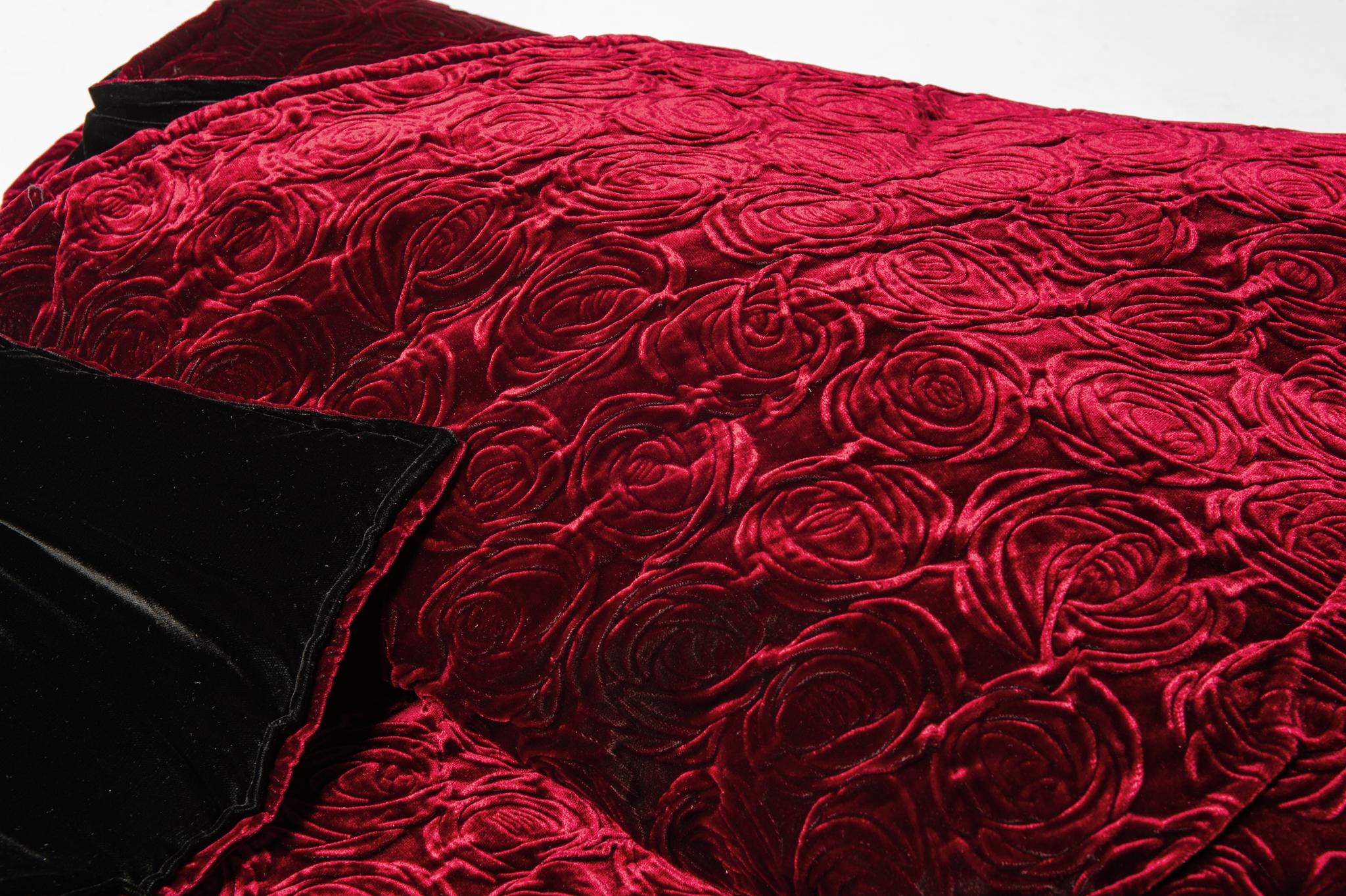 Velvet Swell Blanket with Purple Roses 4