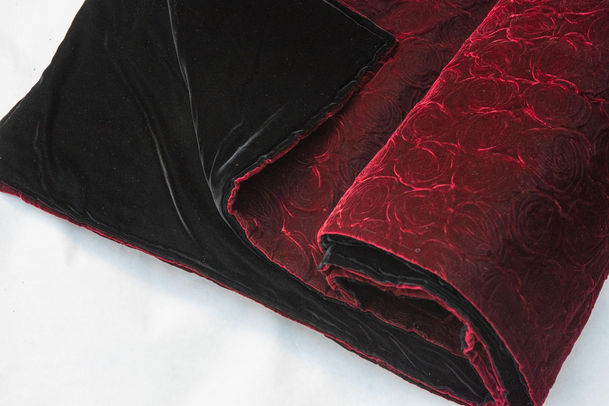 Velvet blanket very special and unusual, it is made by purple-red velvet roses. The color changes according to how you move the blanket: dark red takes on bright shades. It is very beautiful and elegant, but it was difficult to photograph it. It has