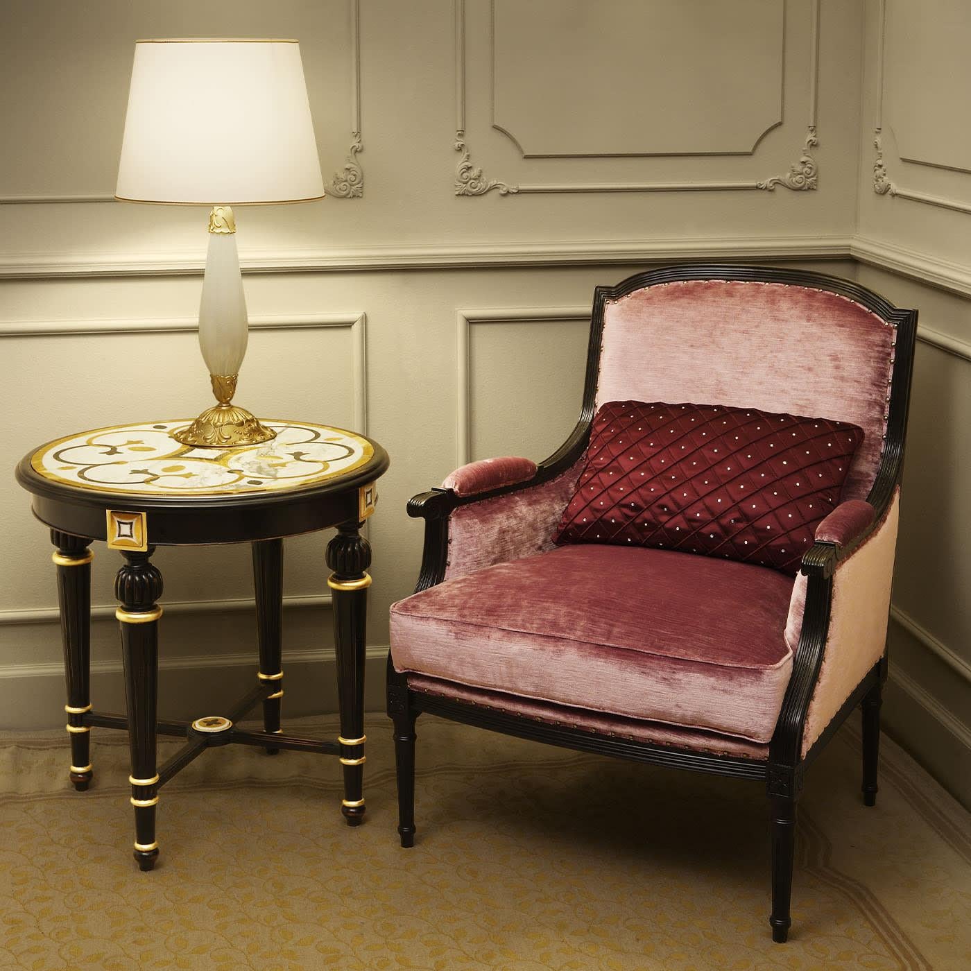 Descubre este sillón de madera de banco y tapizado en lujoso terciopelo de Ros Italia Interiors. Los cojines están incluidos. Para más información, ponte en contacto con el servicio de Conserjería.